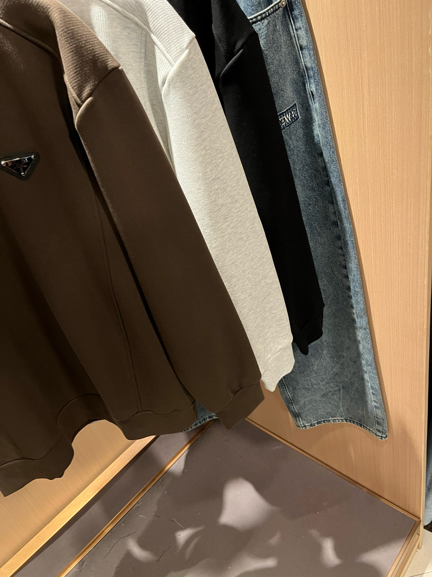 PRAD*A普*达⚠️加绒款！2025秋冬新款男女同款👫长袖卫衣，最新款全网独家首上！！~既经典有时尚百