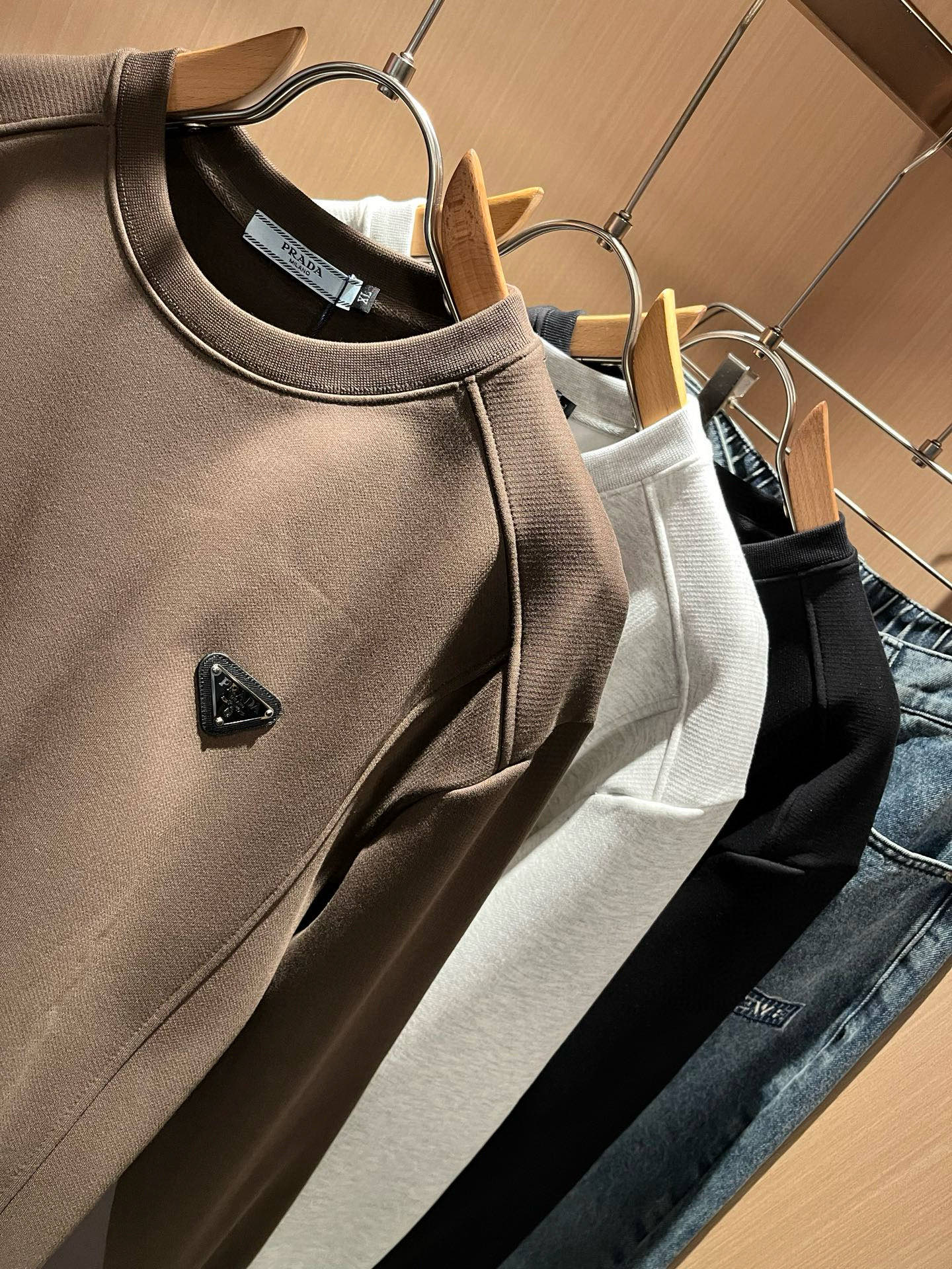 PRAD*A普*达⚠️加绒款！2025秋冬新款男女同款👫长袖卫衣，最新款全网独家首上！！~既经典有时尚百