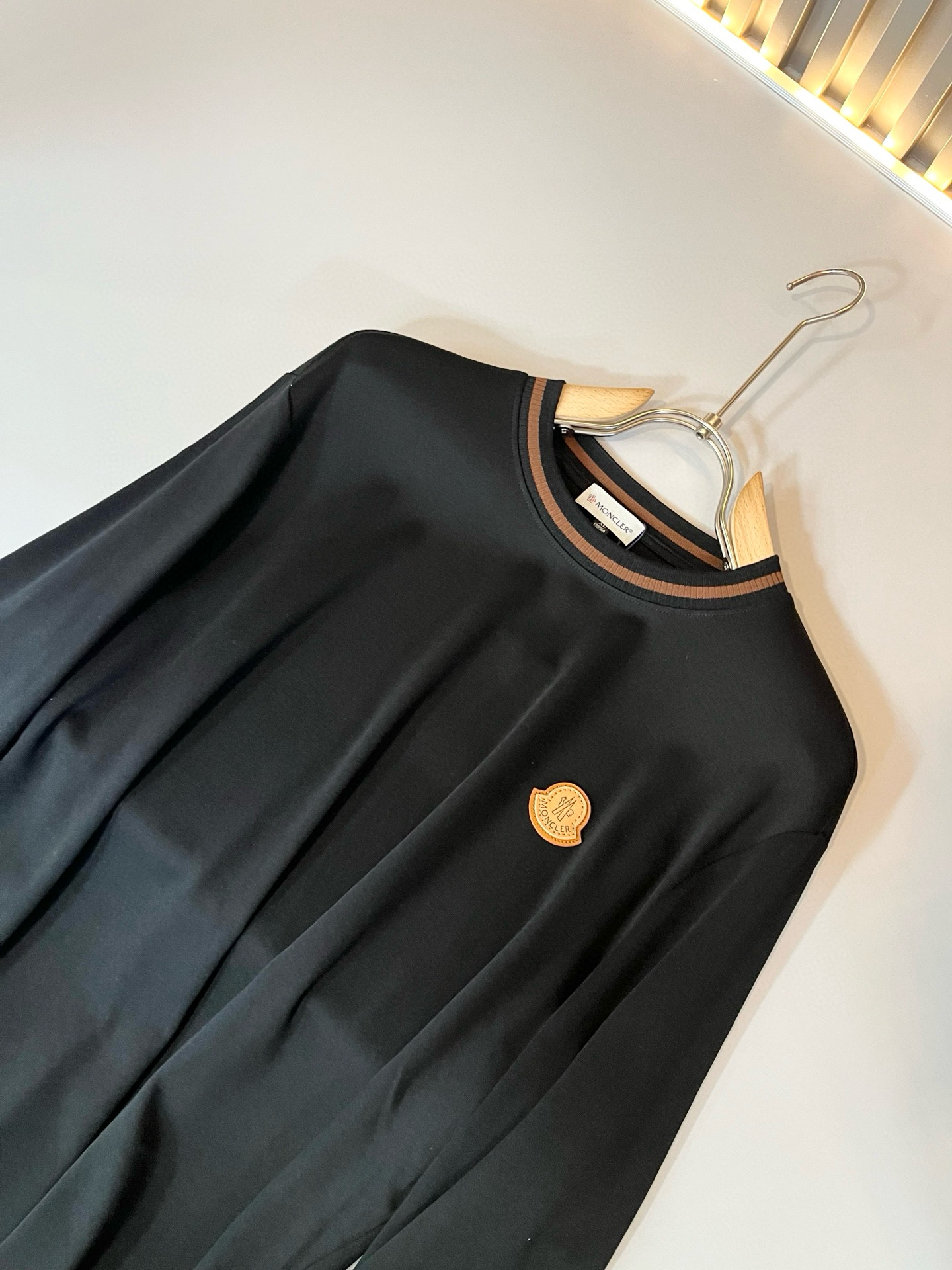 Moncler蒙家 2025秋冬新款贸易订单长袖打底衫，全品相！！网红款！工艺采用胸前logo徽章设计！