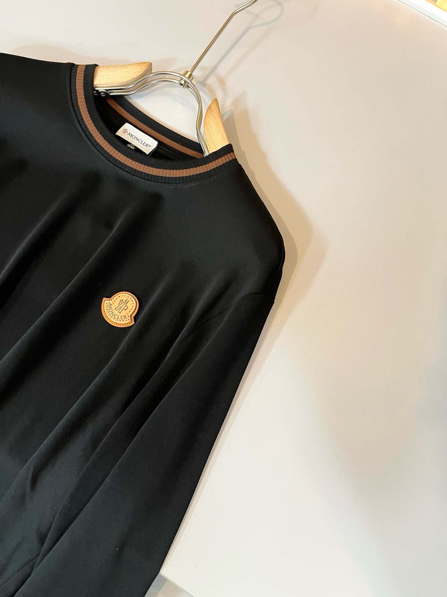 Moncler蒙家 2025秋冬新款贸易订单长袖打底衫，全品相！！网红款！工艺采用胸前logo徽章设计！