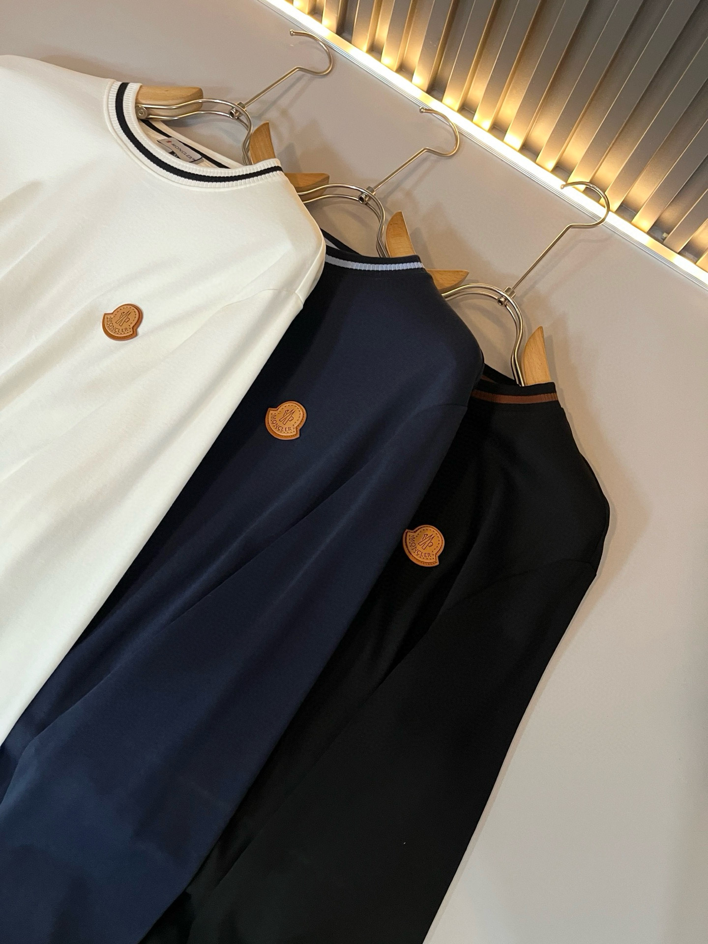 Moncler蒙家 2025秋冬新款贸易订单长袖打底衫，全品相！！网红款！工艺采用胸前logo徽章设计！