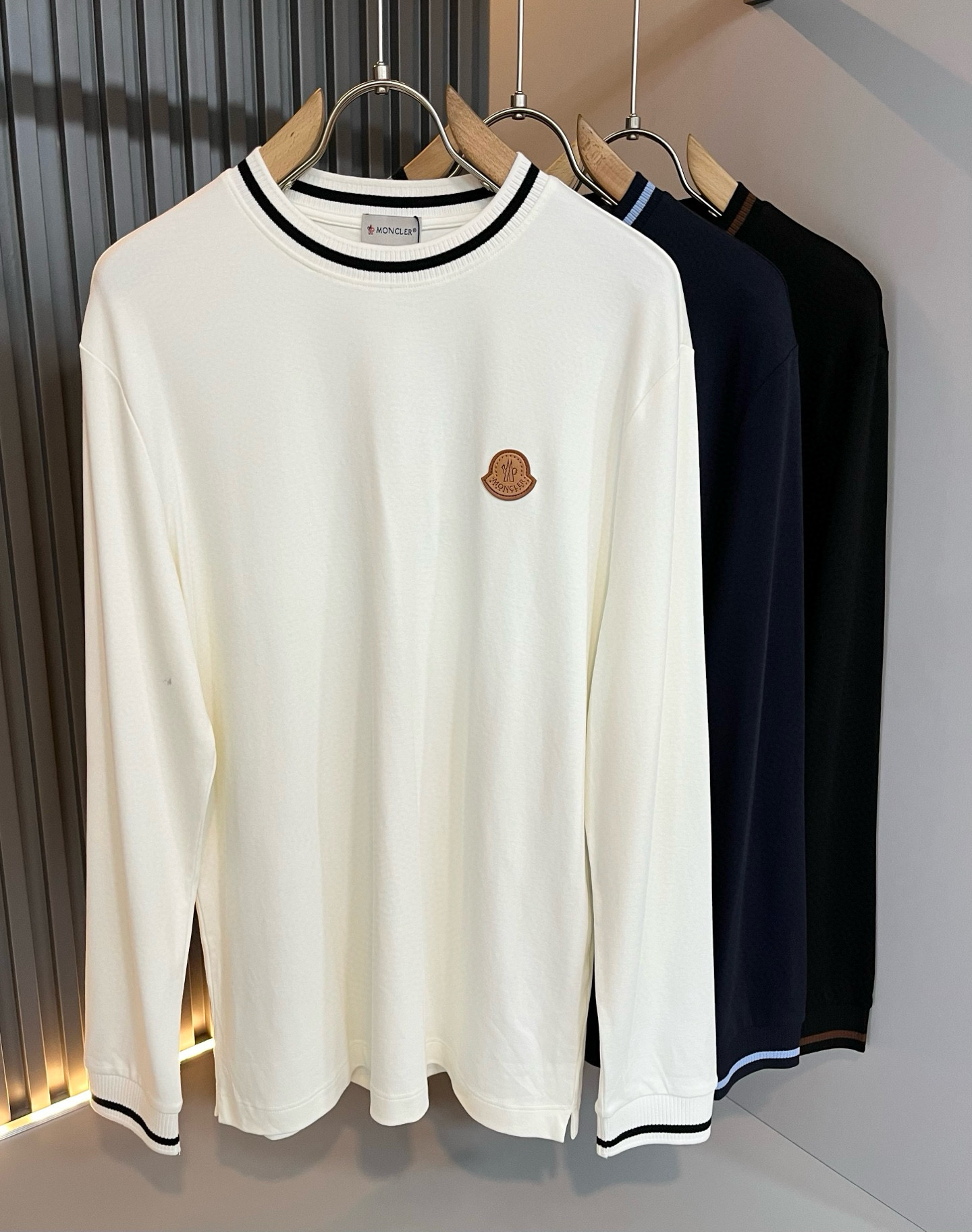 Moncler蒙家 2025秋冬新款贸易订单长袖打底衫，全品相！！网红款！工艺采用胸前logo徽章设计！