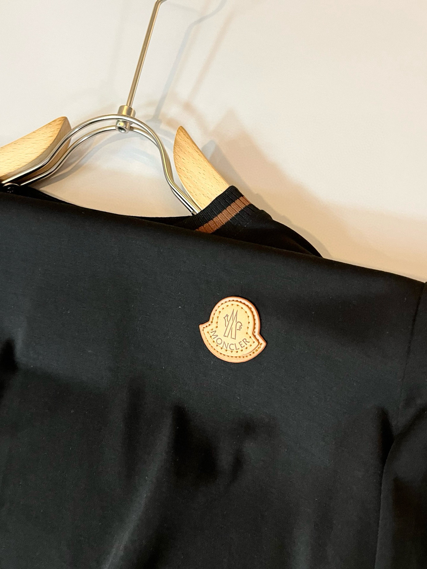 Moncler蒙家 2025秋冬新款贸易订单长袖打底衫，全品相！！网红款！工艺采用胸前logo徽章设计！