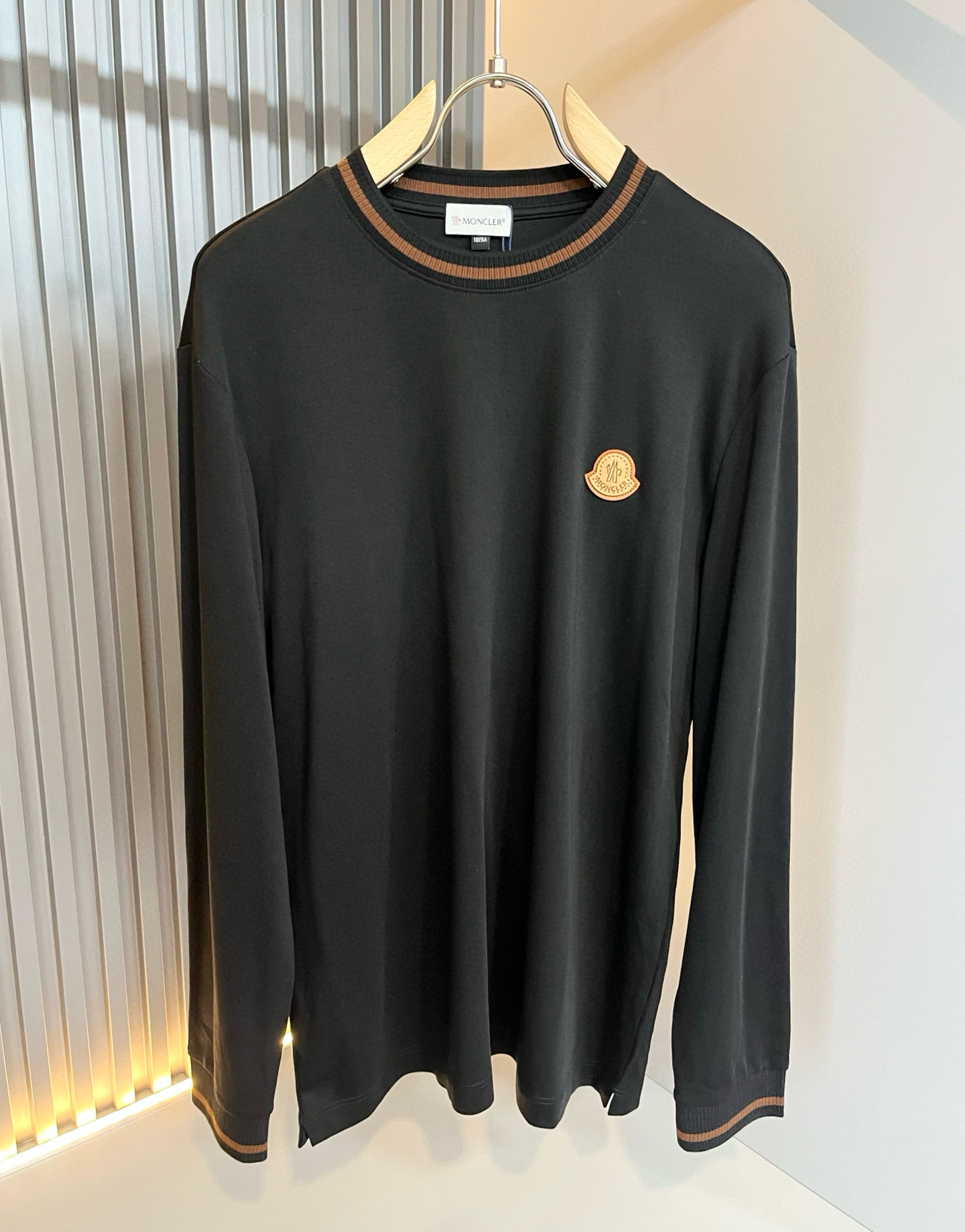 Moncler蒙家 2025秋冬新款贸易订单长袖打底衫，全品相！！网红款！工艺采用胸前logo徽章设计！
