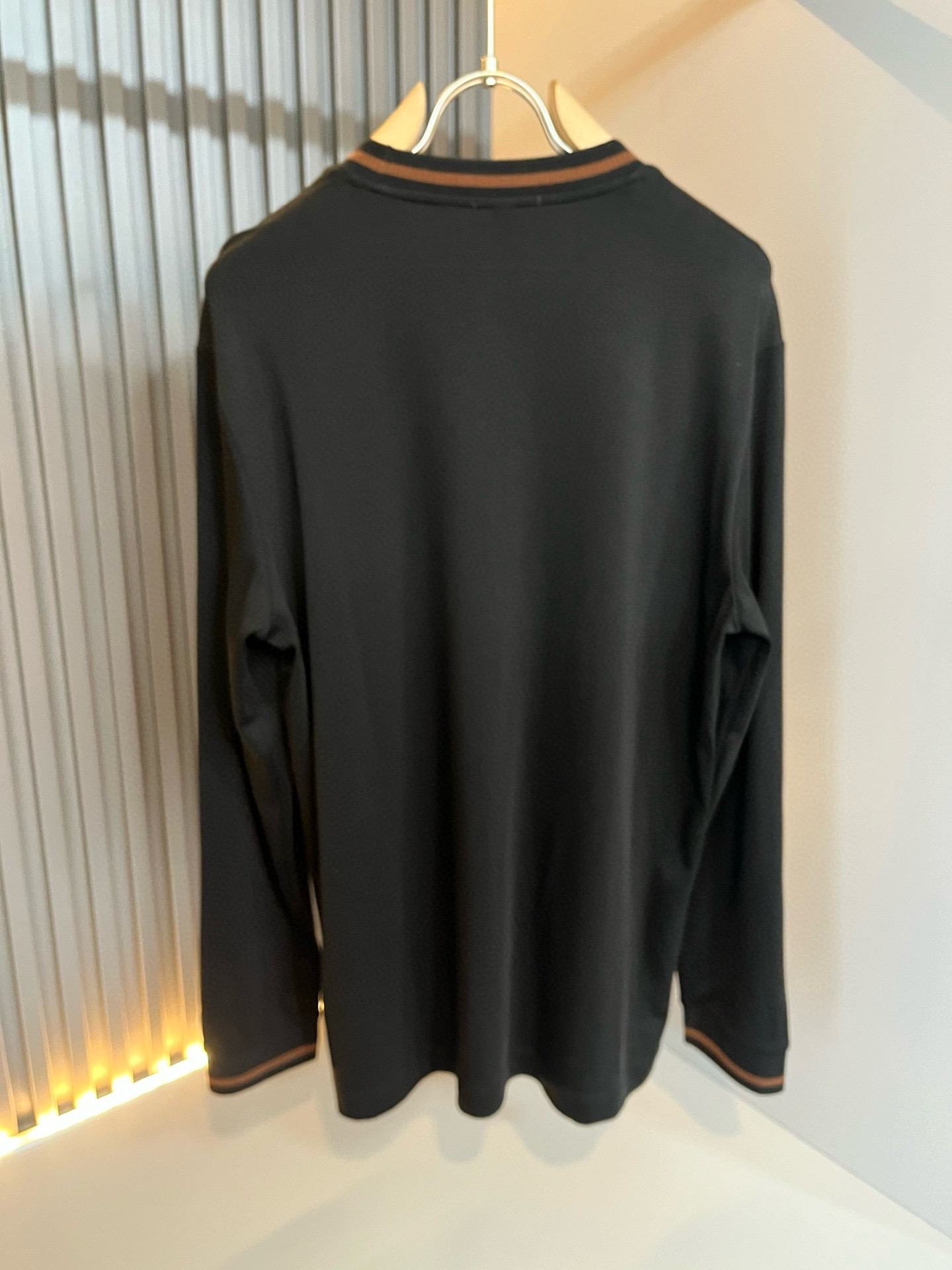 Moncler蒙家 2025秋冬新款贸易订单长袖打底衫，全品相！！网红款！工艺采用胸前logo徽章设计！