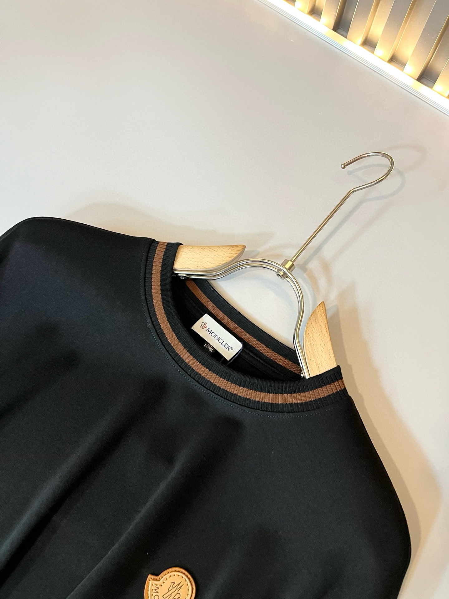 Moncler蒙家 2025秋冬新款贸易订单长袖打底衫，全品相！！网红款！工艺采用胸前logo徽章设计！