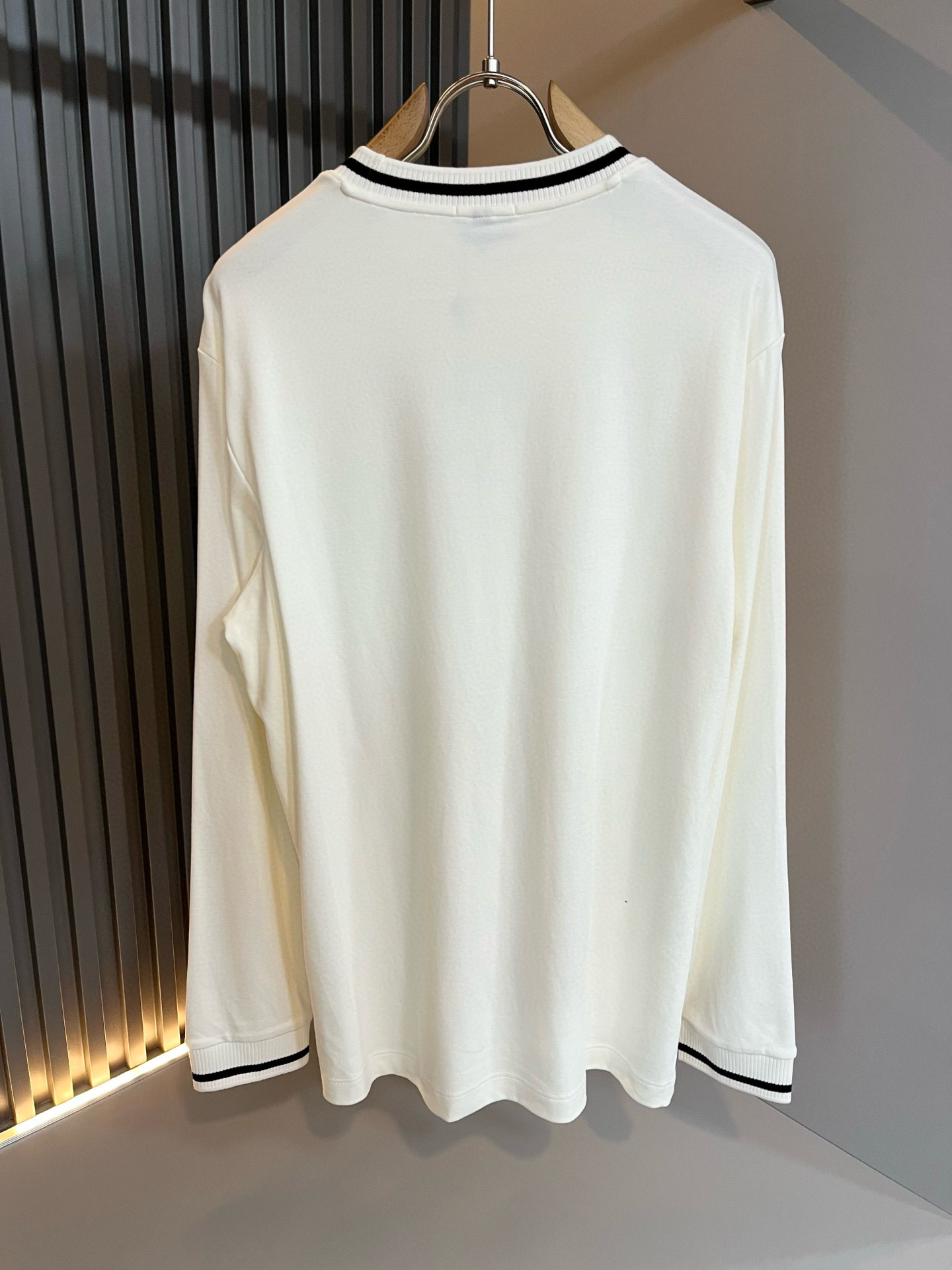 Moncler蒙家 2025秋冬新款贸易订单长袖打底衫，全品相！！网红款！工艺采用胸前logo徽章设计！