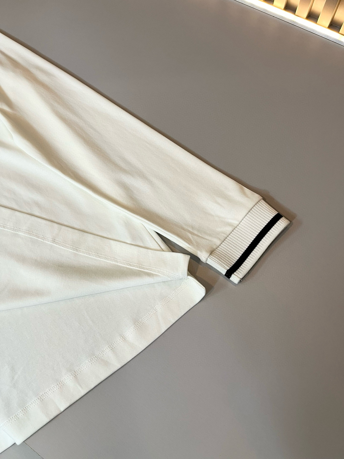 Moncler蒙家 2025秋冬新款贸易订单长袖打底衫，全品相！！网红款！工艺采用胸前logo徽章设计！