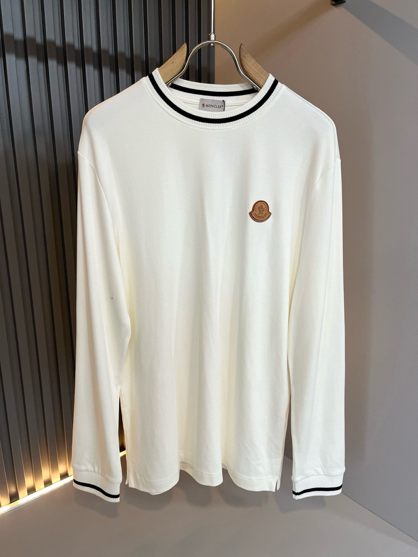 Moncler蒙家 2025秋冬新款贸易订单长袖打底衫，全品相！！网红款！工艺采用胸前logo徽章设计！