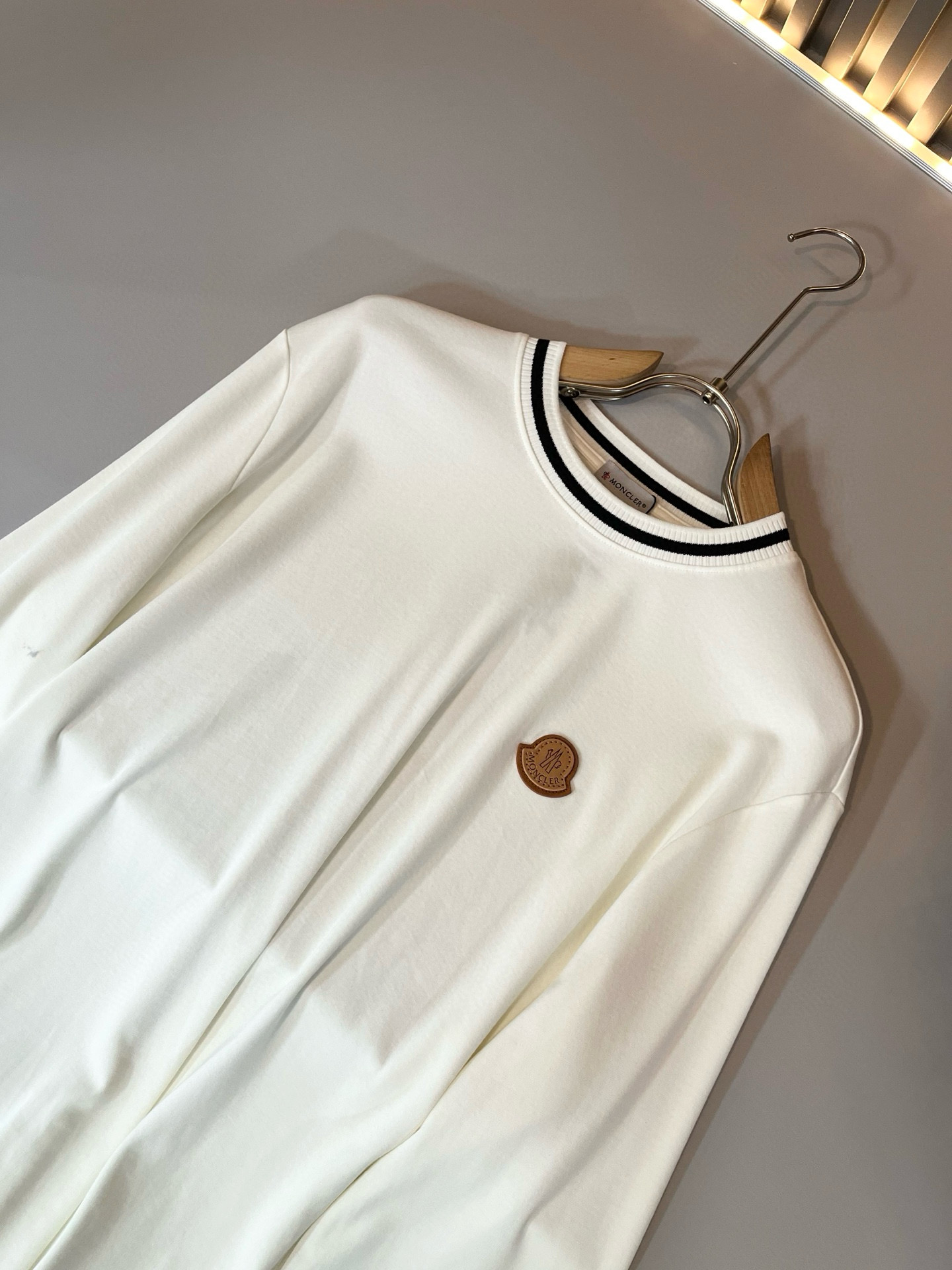 Moncler蒙家 2025秋冬新款贸易订单长袖打底衫，全品相！！网红款！工艺采用胸前logo徽章设计！