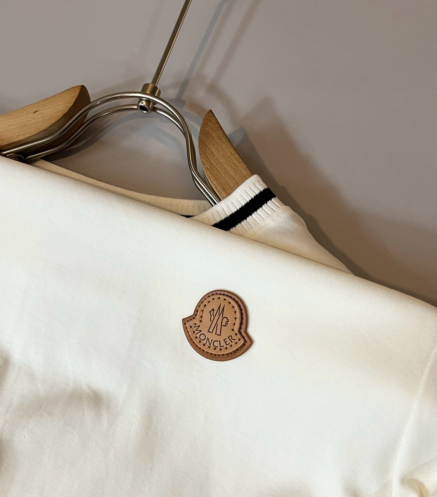 Moncler蒙家 2025秋冬新款贸易订单长袖打底衫，全品相！！网红款！工艺采用胸前logo徽章设计！