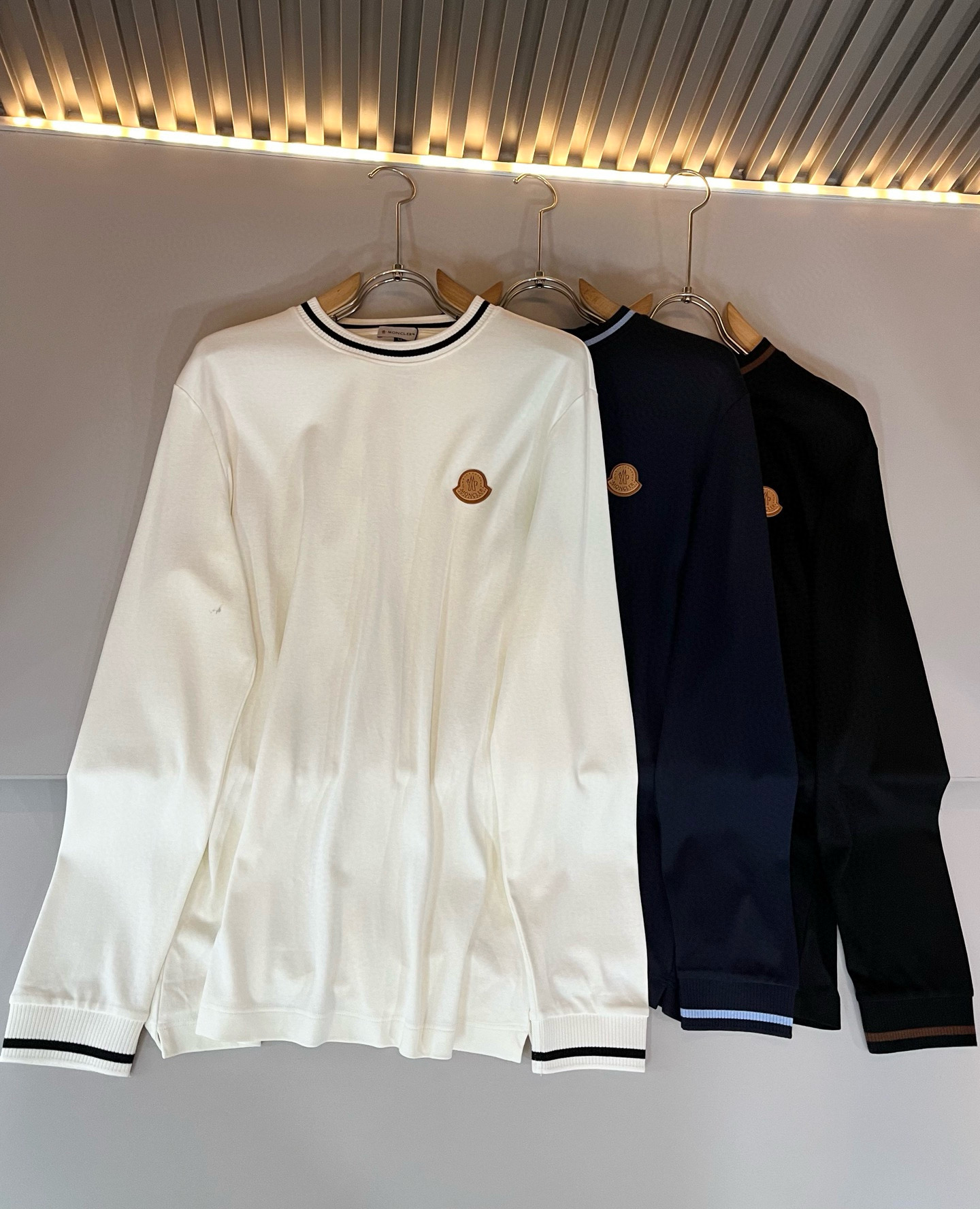 Moncler蒙家 2025秋冬新款贸易订单长袖打底衫，全品相！！网红款！工艺采用胸前logo徽章设计！