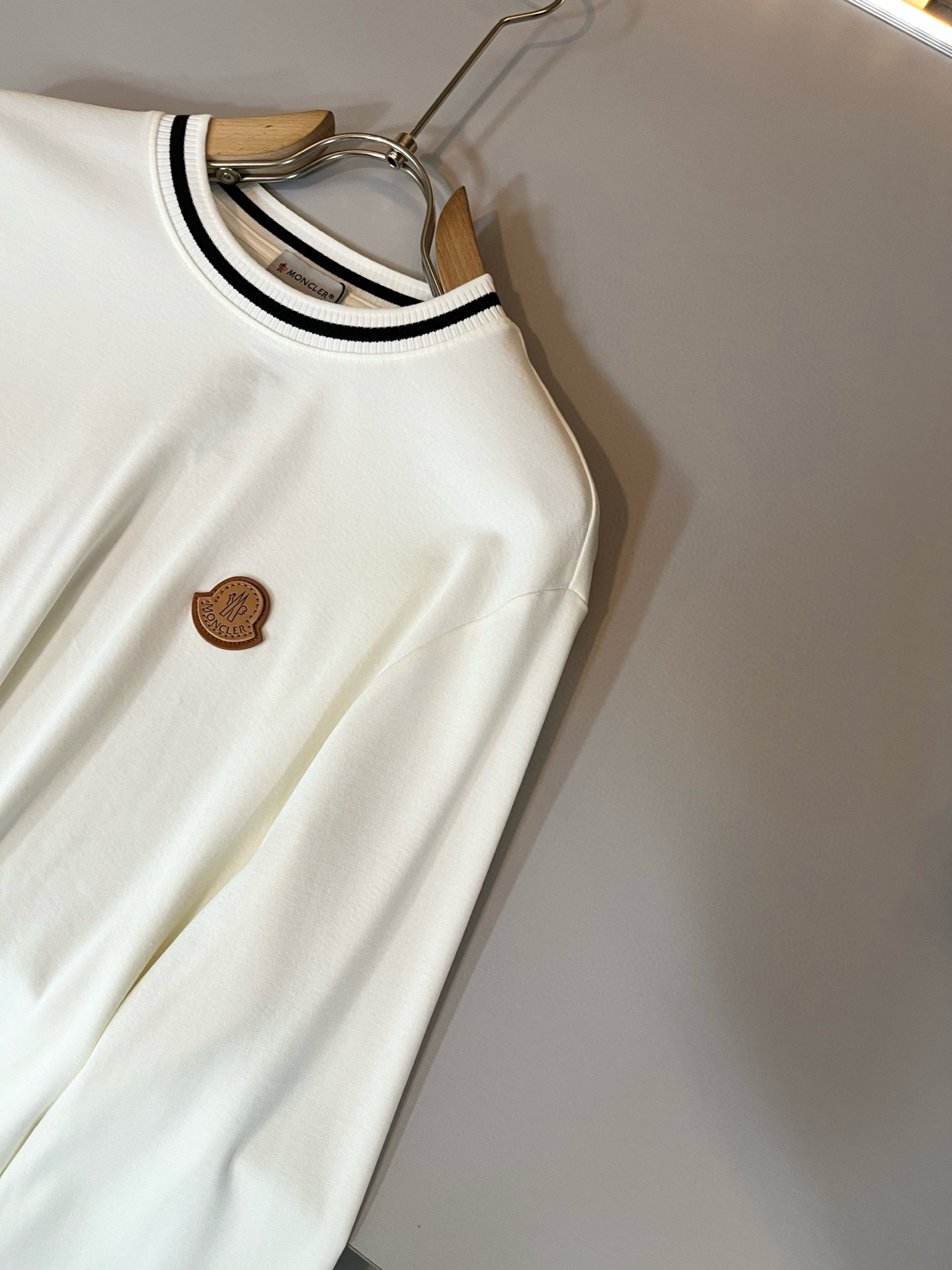 Moncler蒙家 2025秋冬新款贸易订单长袖打底衫，全品相！！网红款！工艺采用胸前logo徽章设计！