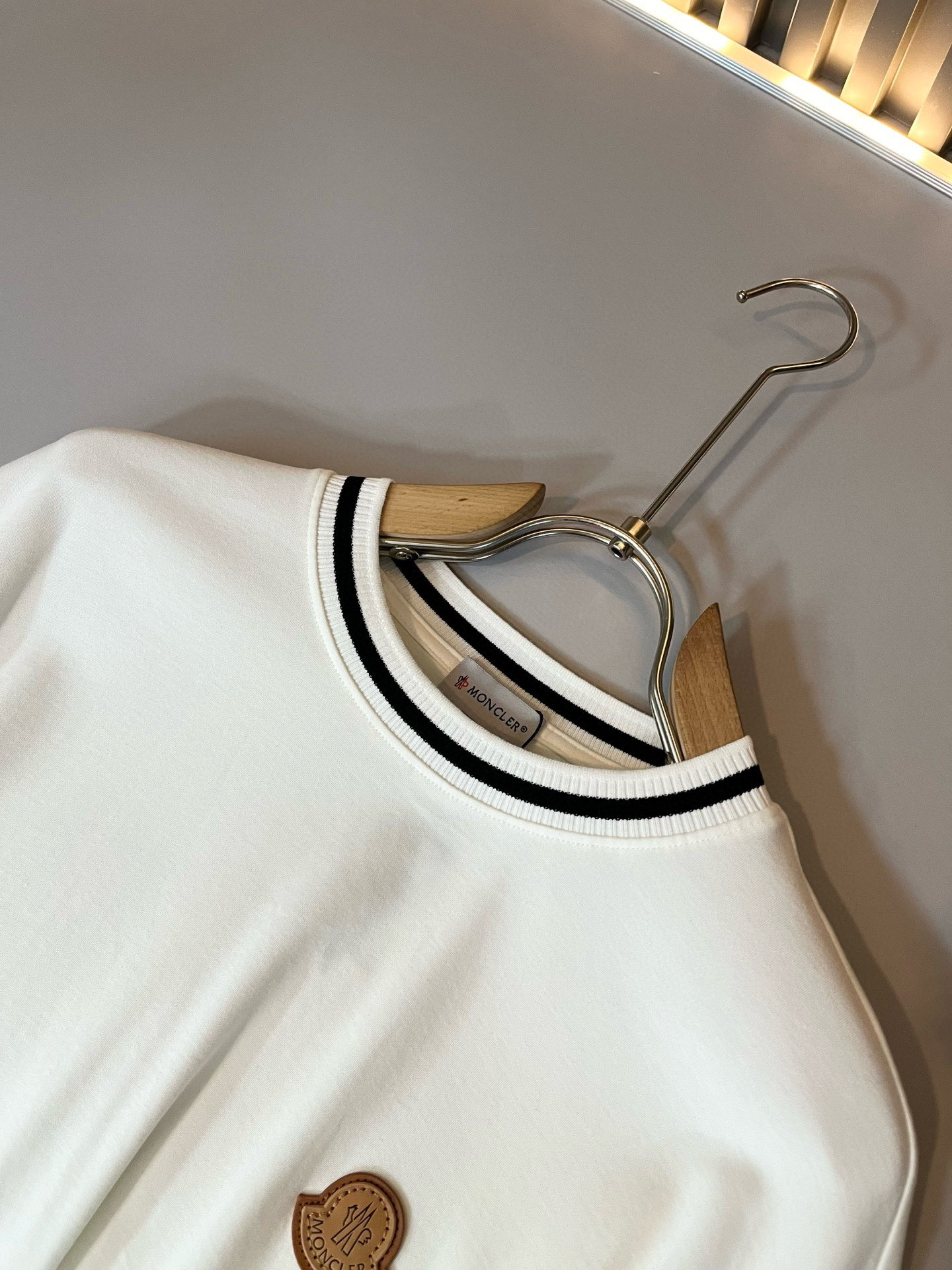 Moncler蒙家 2025秋冬新款贸易订单长袖打底衫，全品相！！网红款！工艺采用胸前logo徽章设计！