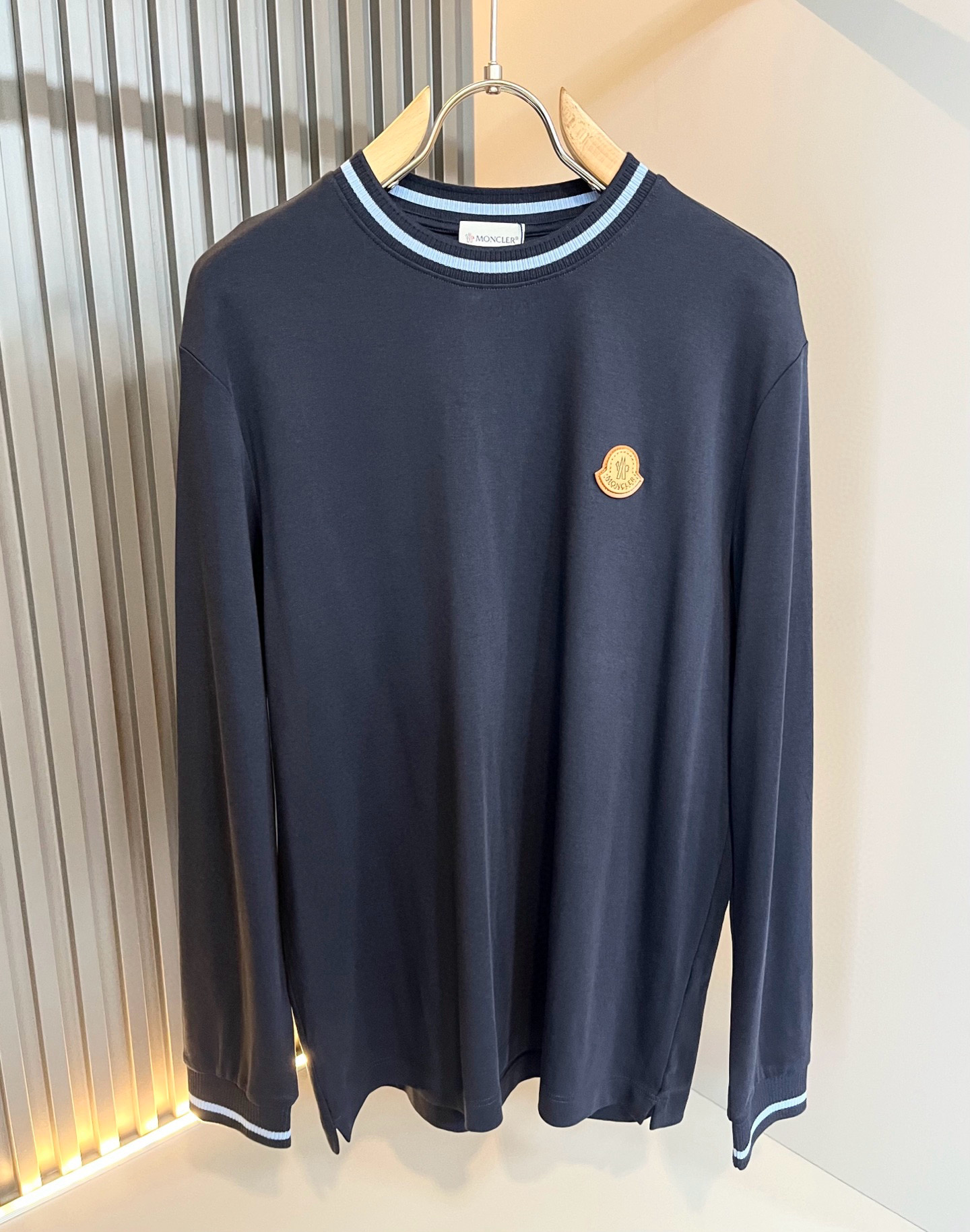 Moncler蒙家 2025秋冬新款贸易订单长袖打底衫，全品相！！网红款！工艺采用胸前logo徽章设计！