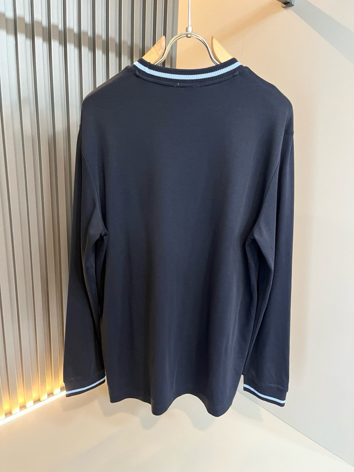 Moncler蒙家 2025秋冬新款贸易订单长袖打底衫，全品相！！网红款！工艺采用胸前logo徽章设计！