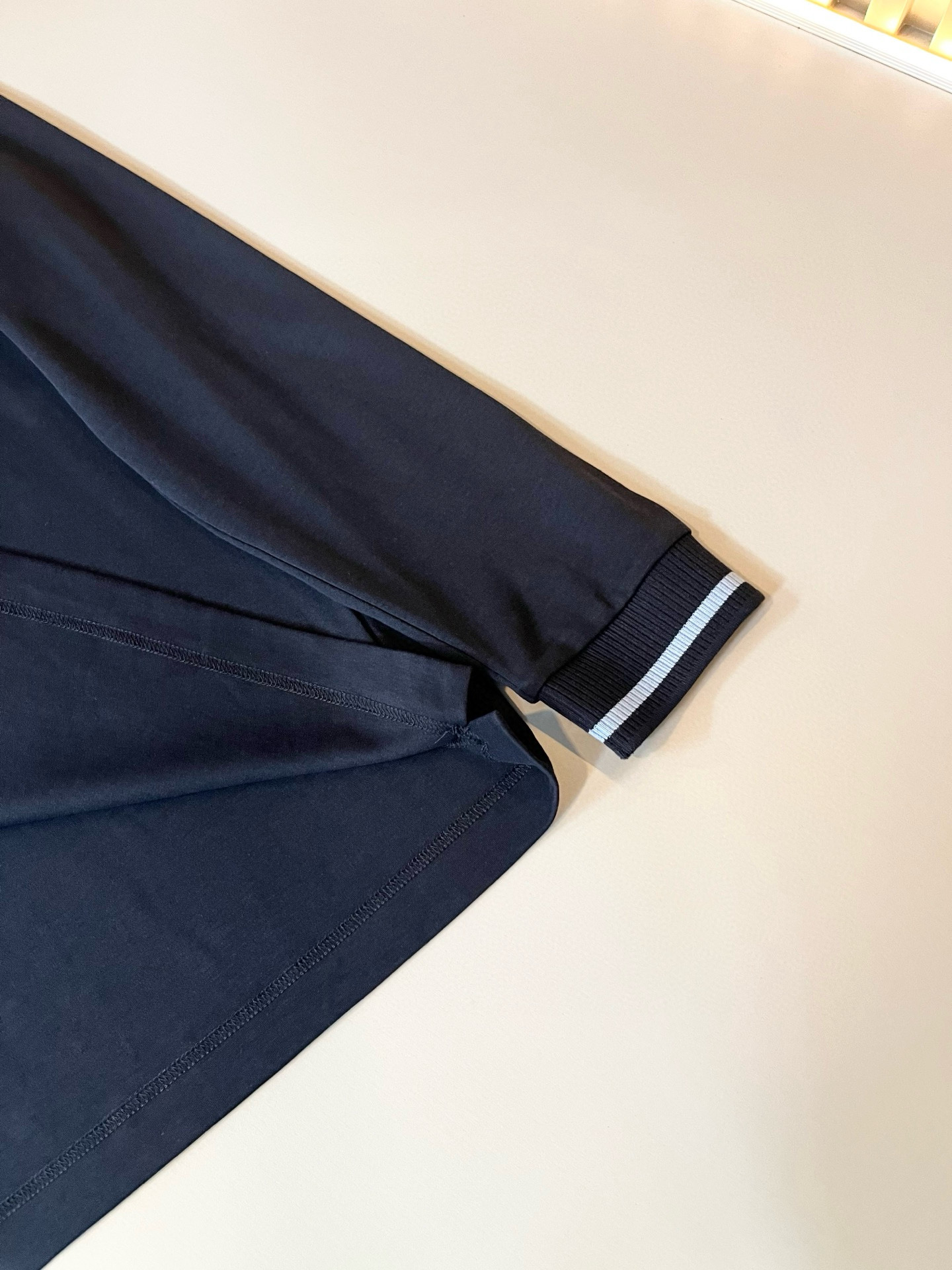 Moncler蒙家 2025秋冬新款贸易订单长袖打底衫，全品相！！网红款！工艺采用胸前logo徽章设计！