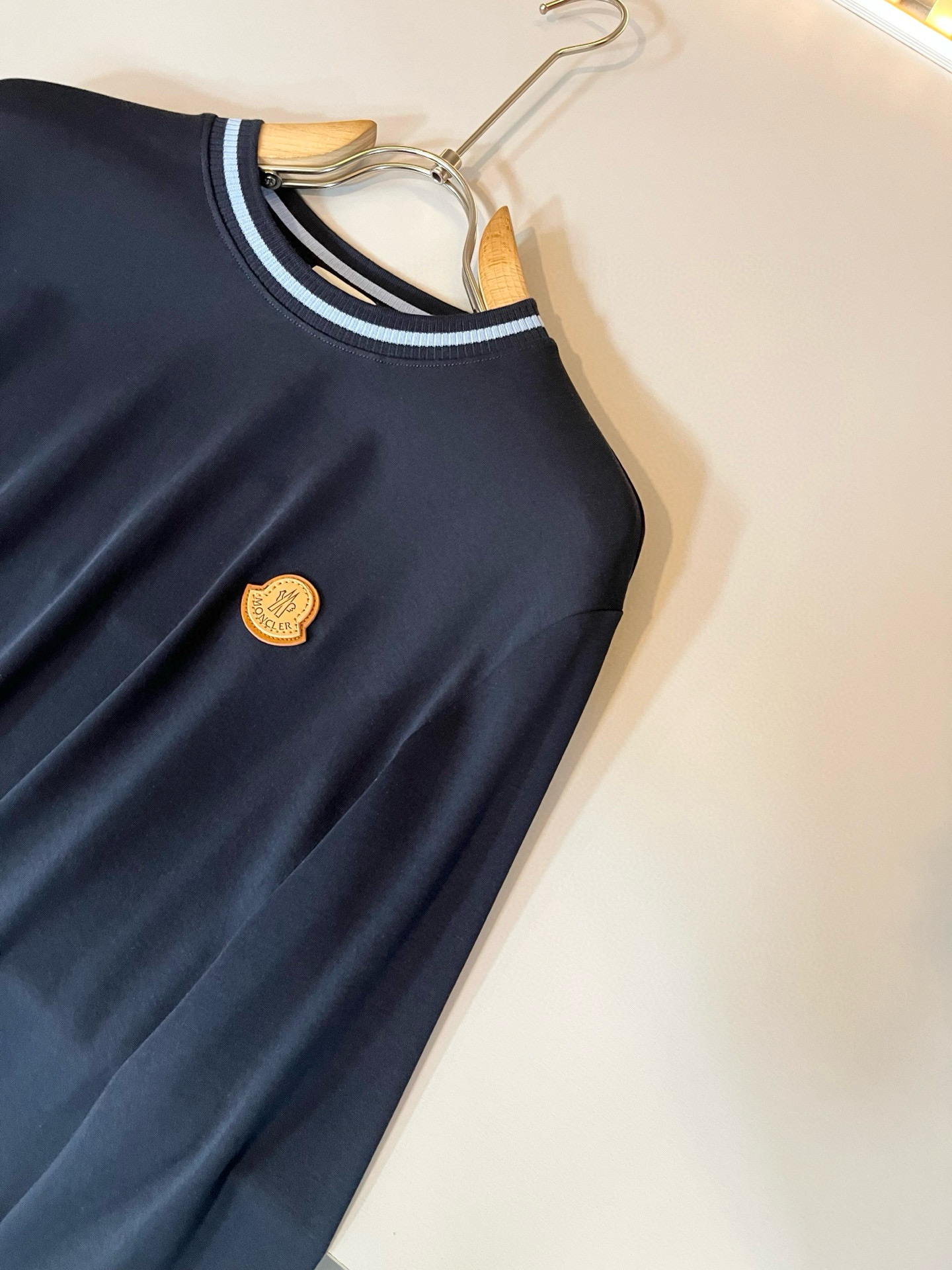 Moncler蒙家 2025秋冬新款贸易订单长袖打底衫，全品相！！网红款！工艺采用胸前logo徽章设计！