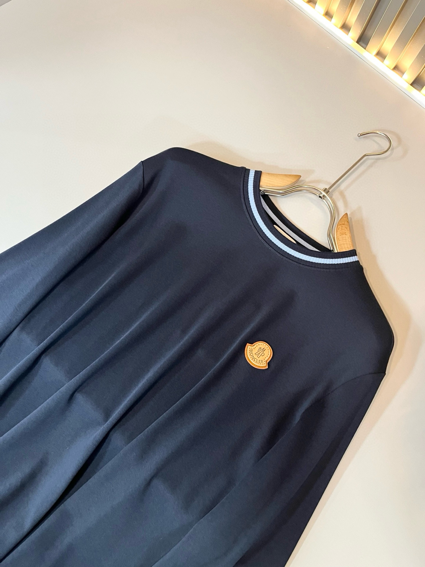 Moncler蒙家 2025秋冬新款贸易订单长袖打底衫，全品相！！网红款！工艺采用胸前logo徽章设计！