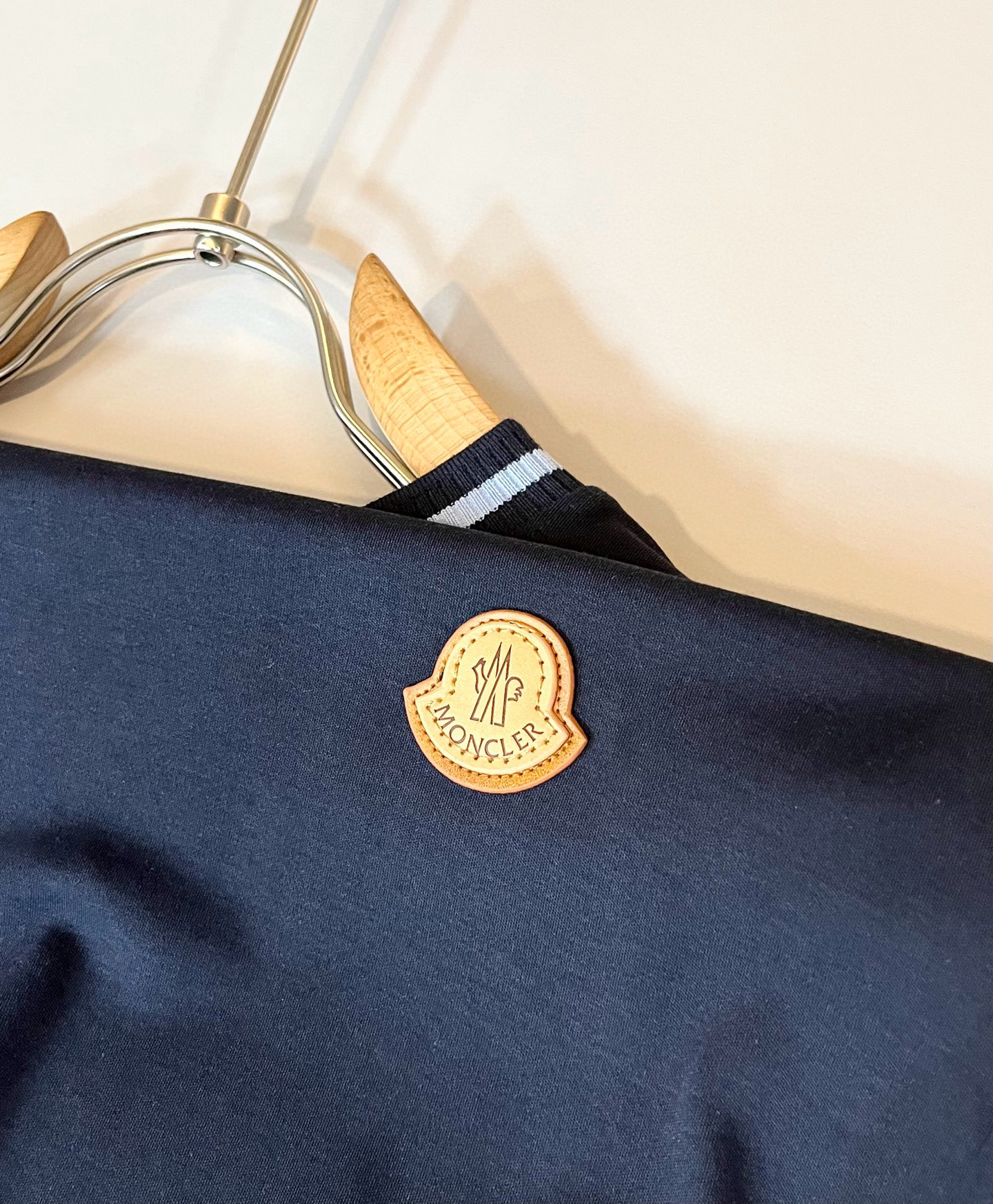 Moncler蒙家 2025秋冬新款贸易订单长袖打底衫，全品相！！网红款！工艺采用胸前logo徽章设计！