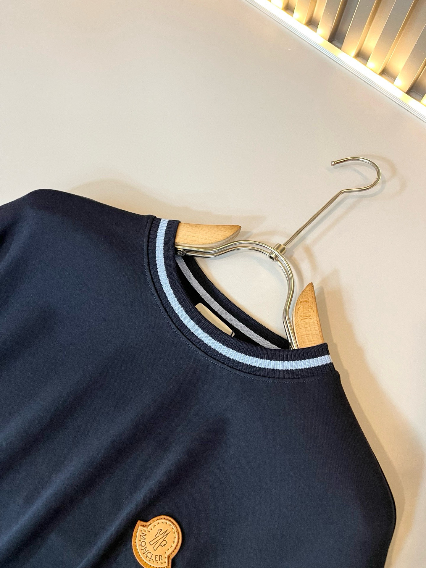 Moncler蒙家 2025秋冬新款贸易订单长袖打底衫，全品相！！网红款！工艺采用胸前logo徽章设计！