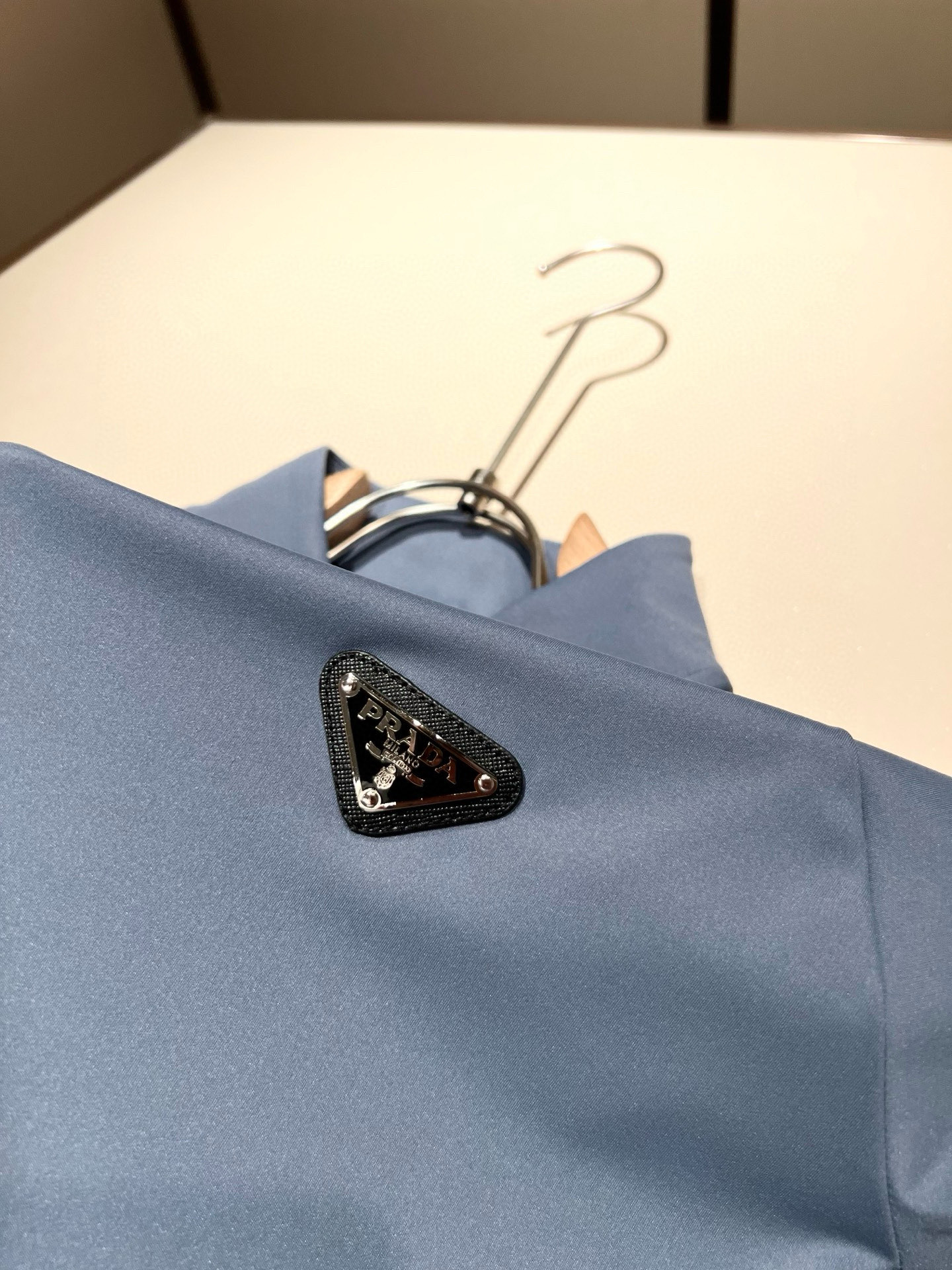 Prad*普*达 2025秋冬季新款经典元素短袖Polo衫，经典大方的款式，可以穿十年都还是流行的那种，