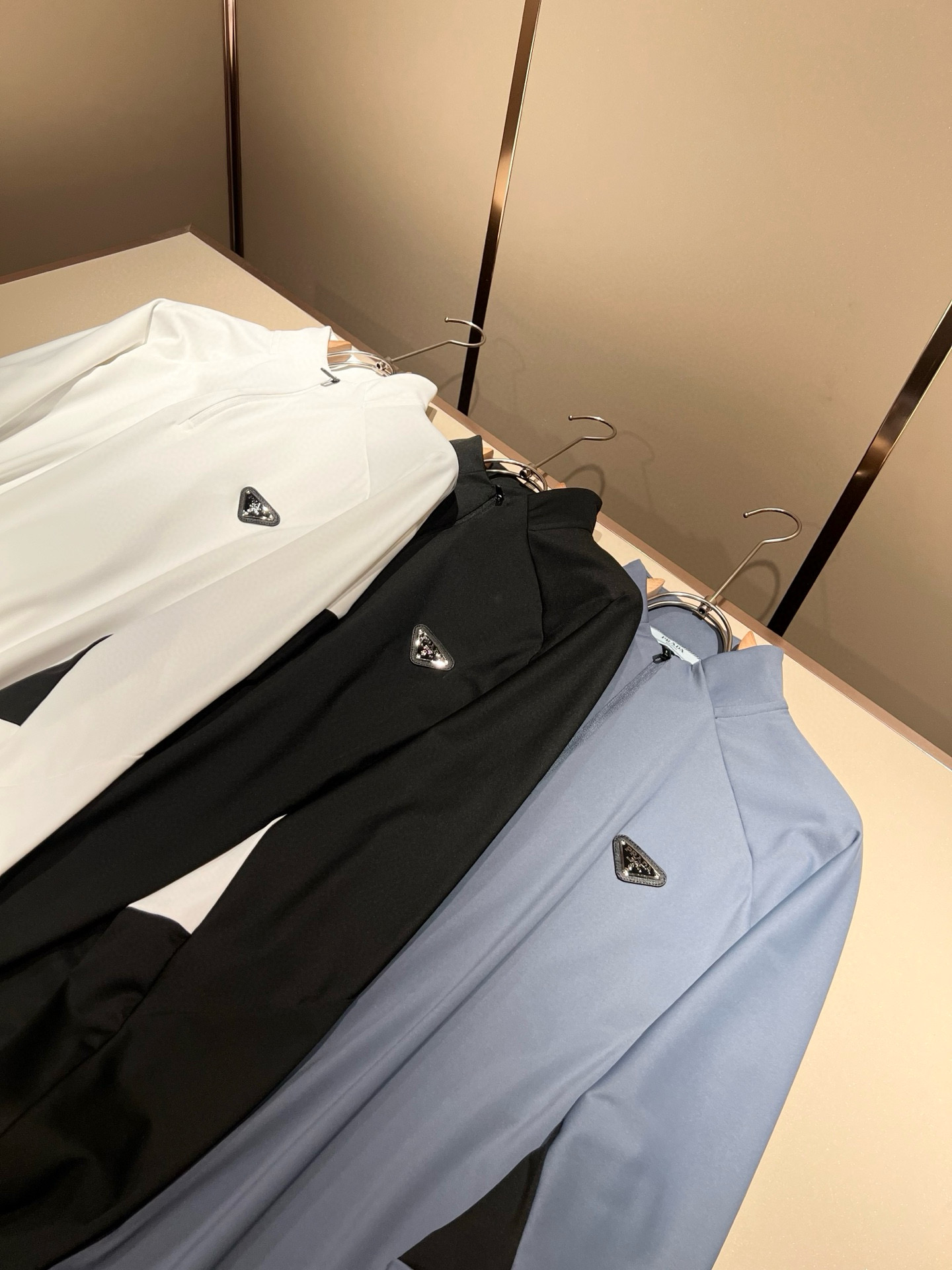 Prad*普*达 2025秋冬季新款经典元素短袖Polo衫，经典大方的款式，可以穿十年都还是流行的那种，