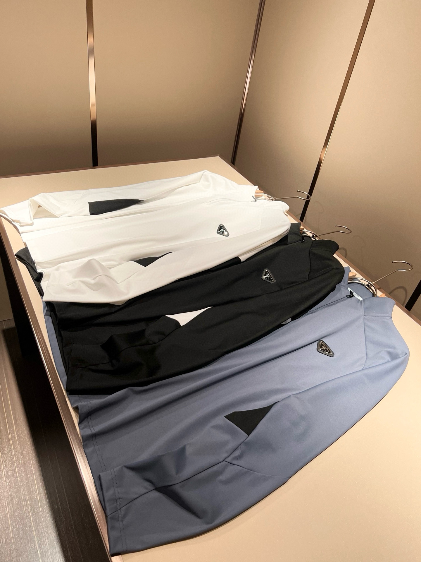 Prad*普*达 2025秋冬季新款经典元素短袖Polo衫，经典大方的款式，可以穿十年都还是流行的那种，