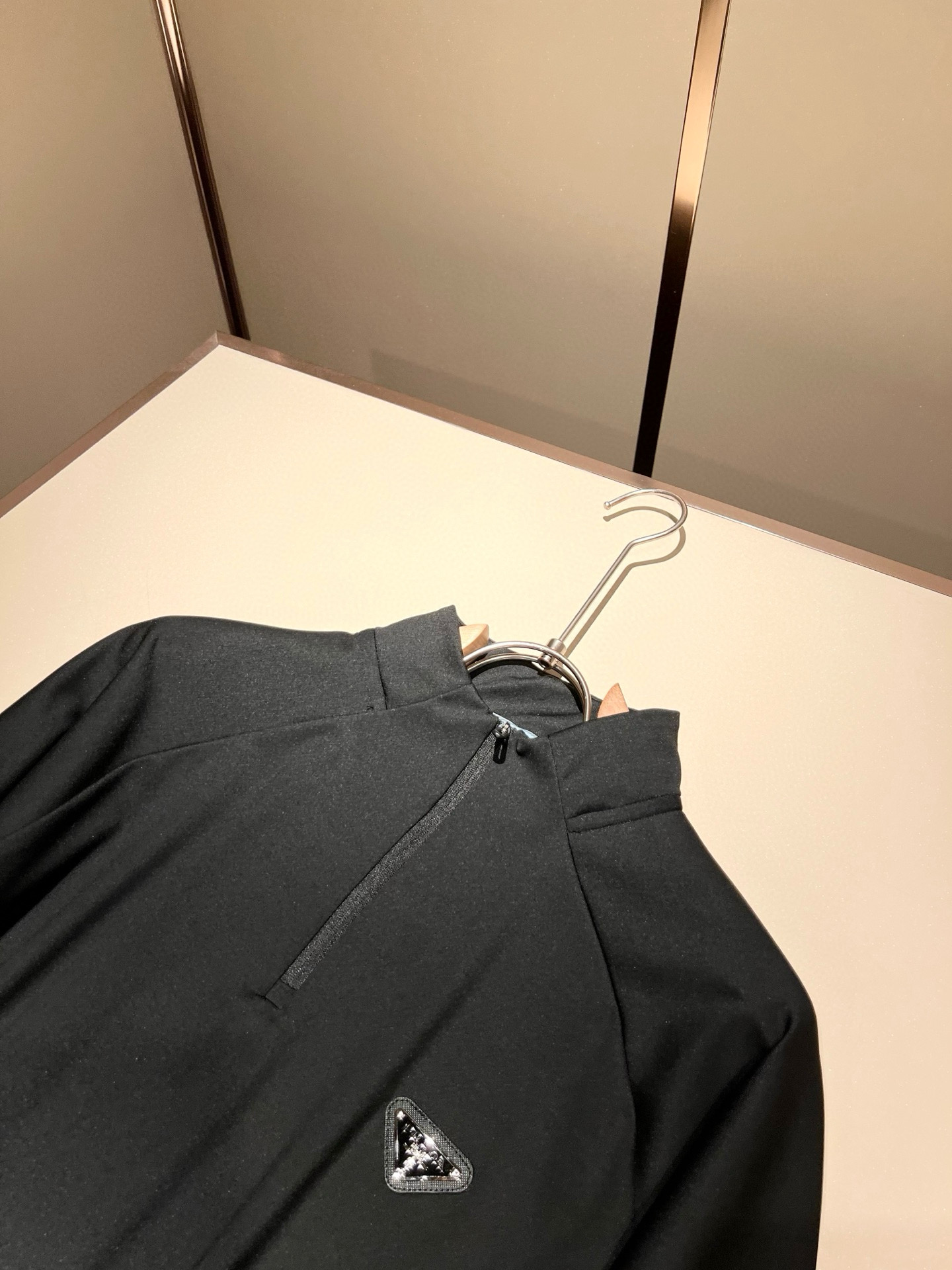 Prad*普*达 2025秋冬季新款经典元素短袖Polo衫，经典大方的款式，可以穿十年都还是流行的那种，