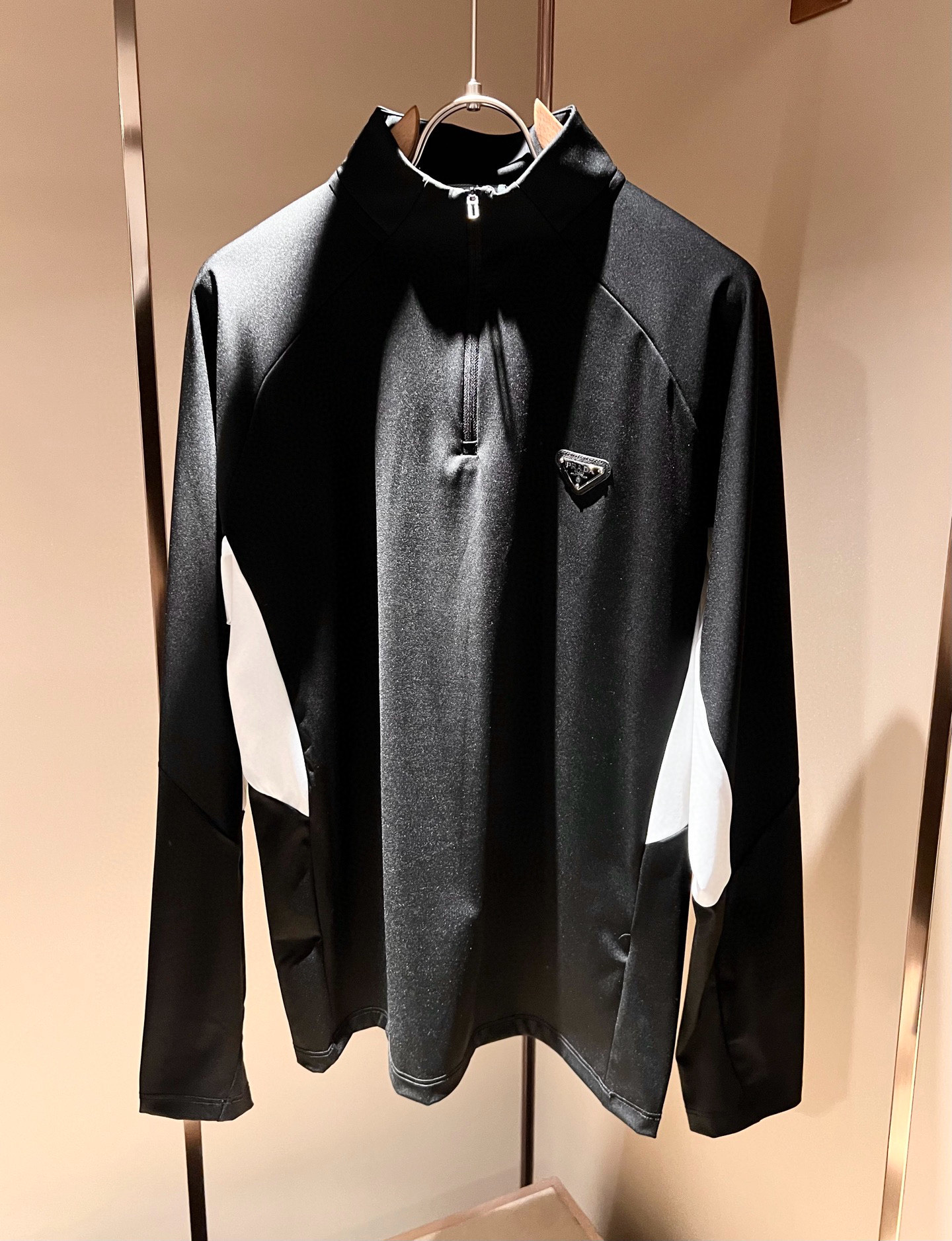 Prad*普*达 2025秋冬季新款经典元素短袖Polo衫，经典大方的款式，可以穿十年都还是流行的那种，