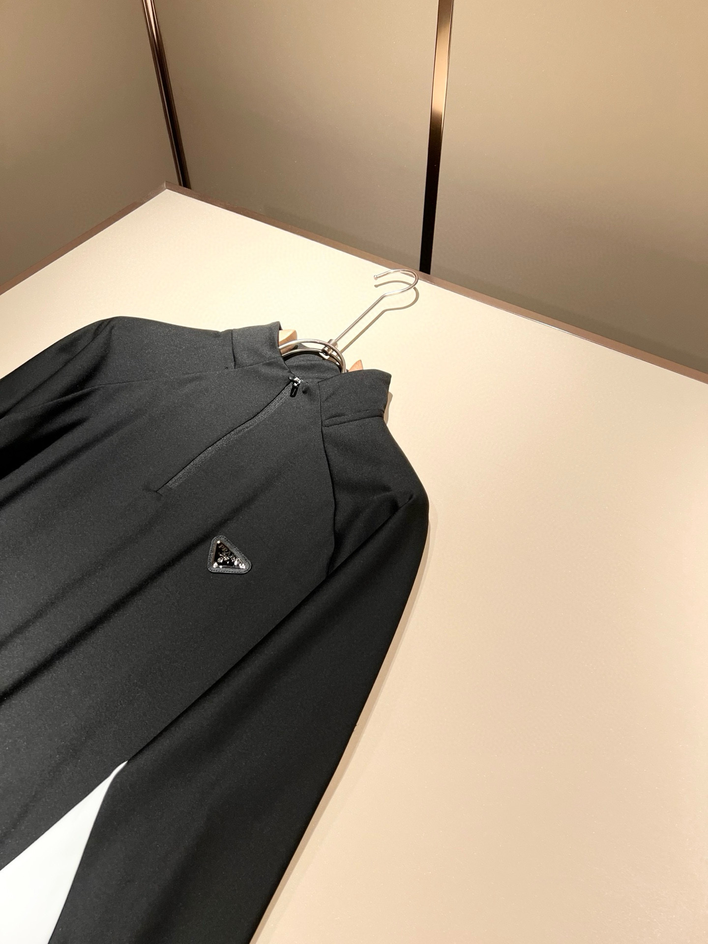 Prad*普*达 2025秋冬季新款经典元素短袖Polo衫，经典大方的款式，可以穿十年都还是流行的那种，