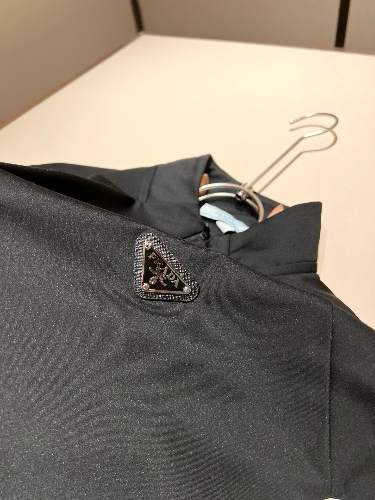 Prad*普*达 2025秋冬季新款经典元素短袖Polo衫，经典大方的款式，可以穿十年都还是流行的那种，