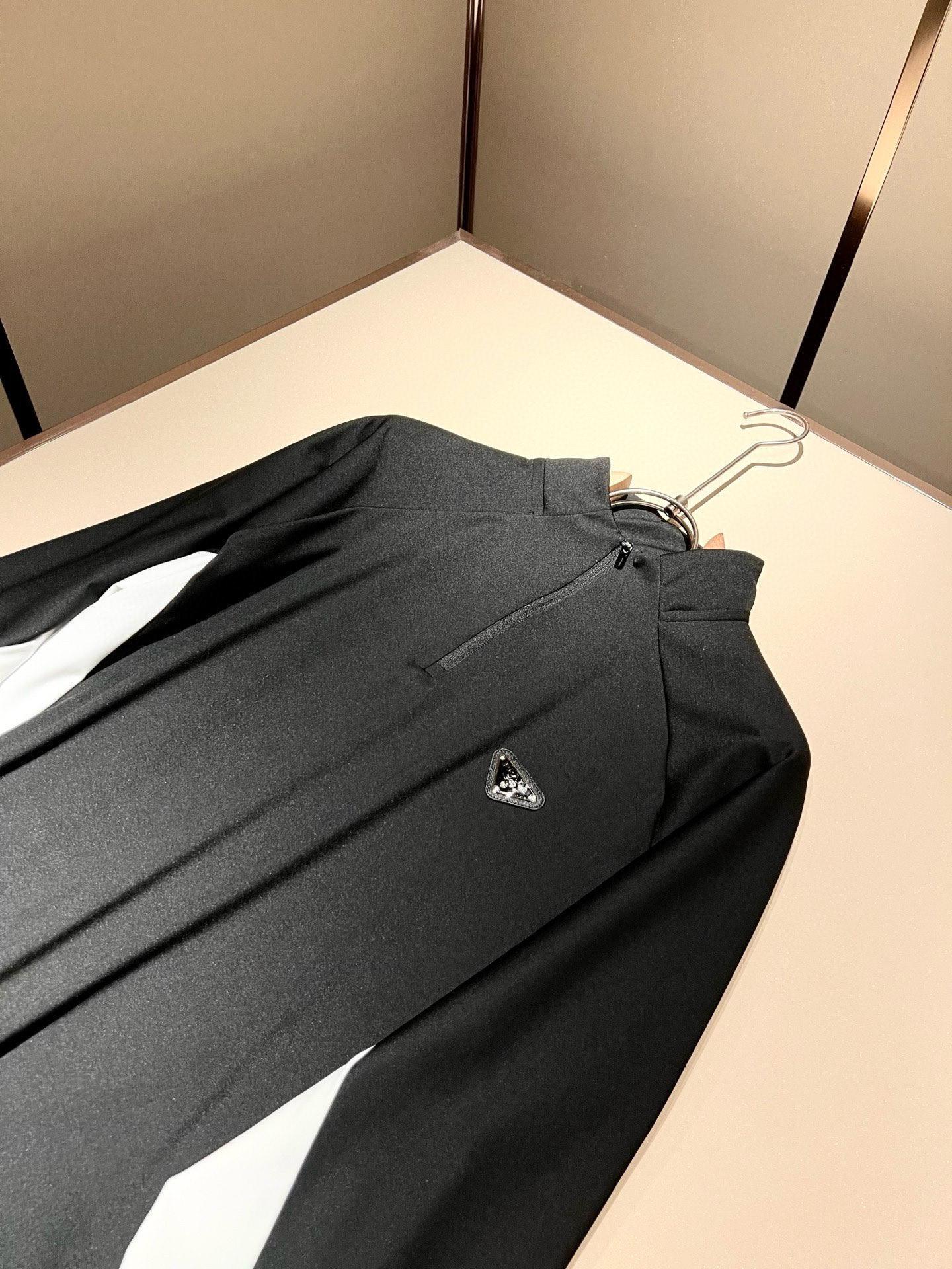 Prad*普*达 2025秋冬季新款经典元素短袖Polo衫，经典大方的款式，可以穿十年都还是流行的那种，