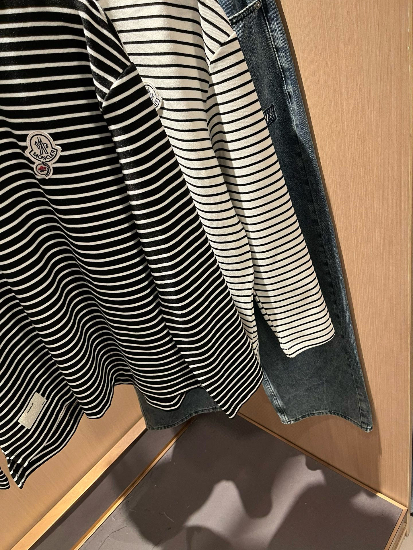 Moncler蒙家 2025秋冬新款贸易订单长袖打底衫，全品相！！网红款！工艺采用胸前logo徽章设计！