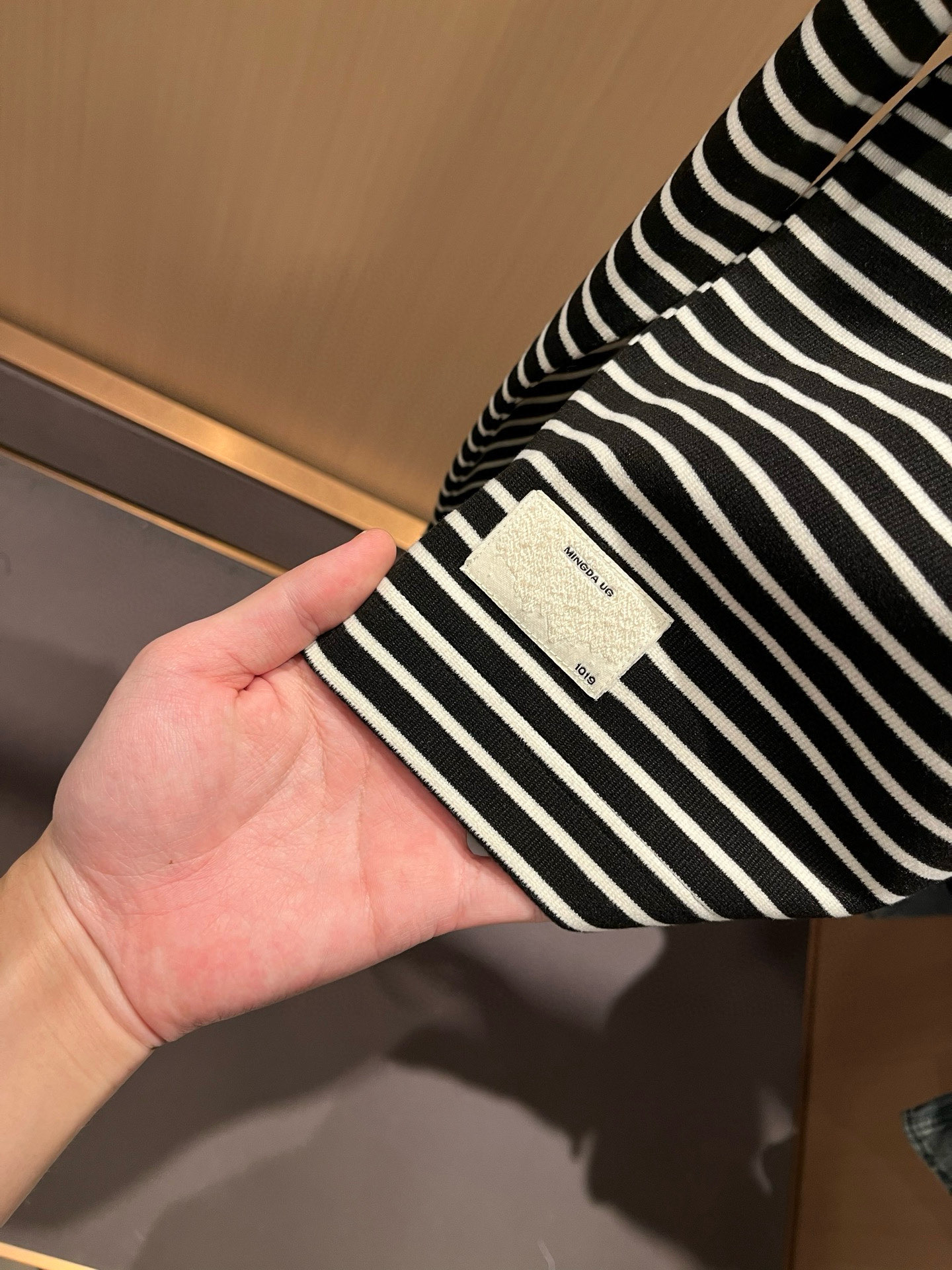 Moncler蒙家 2025秋冬新款贸易订单长袖打底衫，全品相！！网红款！工艺采用胸前logo徽章设计！