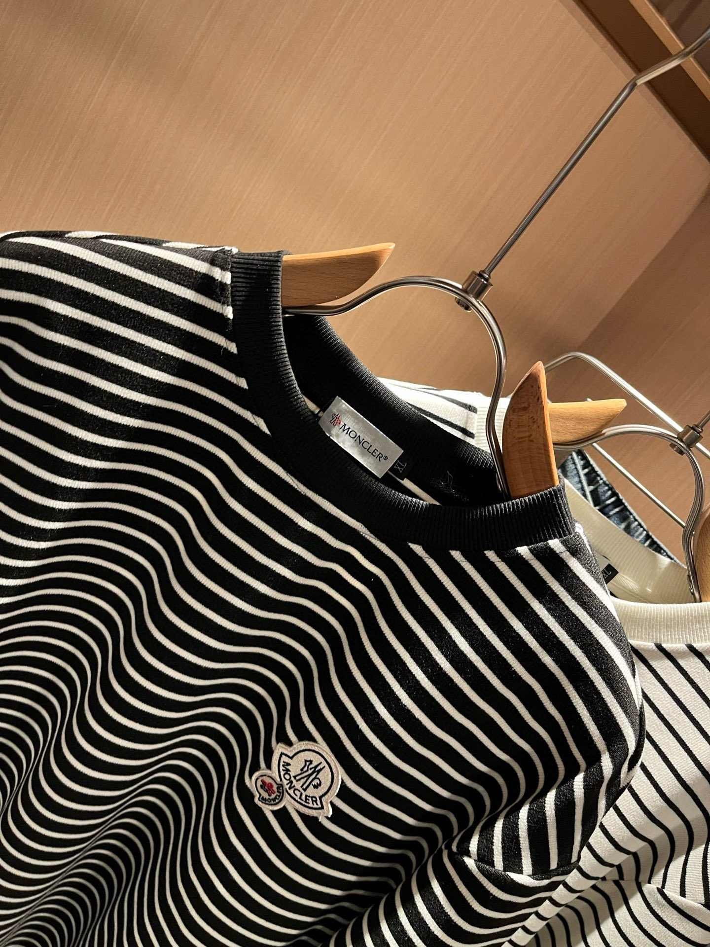 Moncler蒙家 2025秋冬新款贸易订单长袖打底衫，全品相！！网红款！工艺采用胸前logo徽章设计！