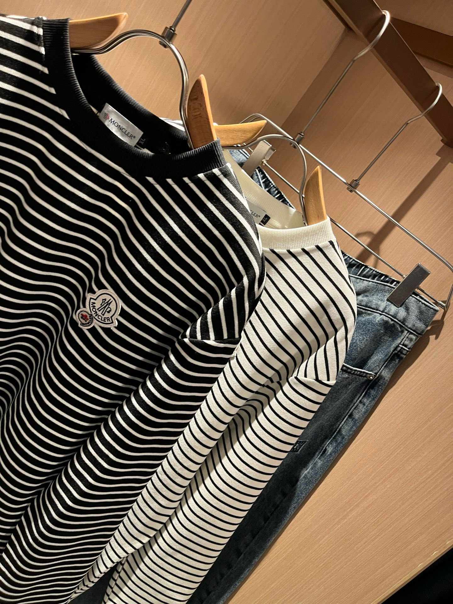 Moncler蒙家 2025秋冬新款贸易订单长袖打底衫，全品相！！网红款！工艺采用胸前logo徽章设计！