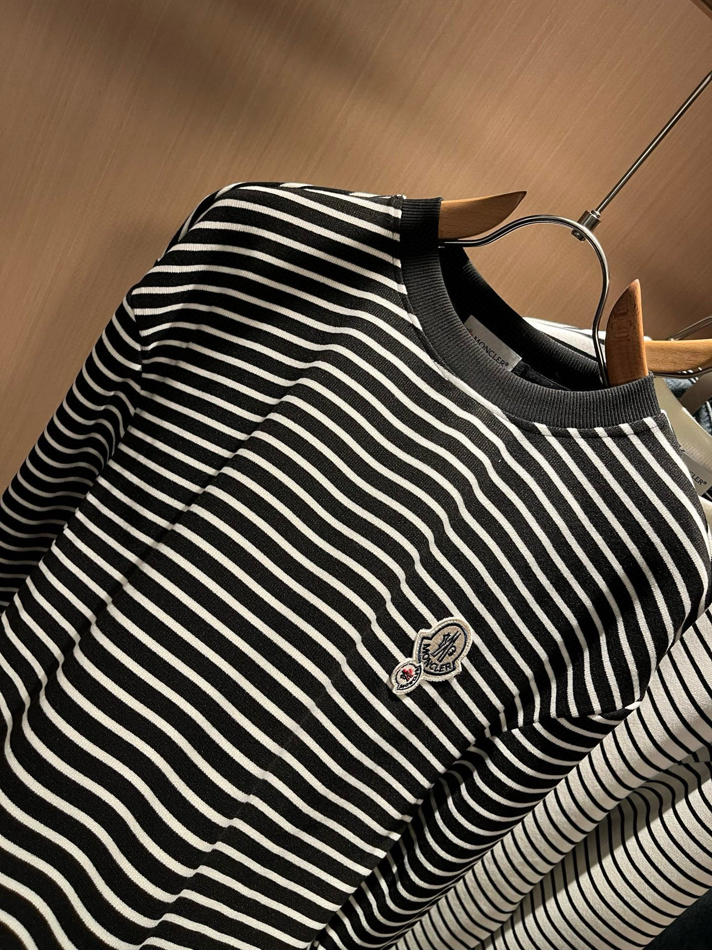 Moncler蒙家 2025秋冬新款贸易订单长袖打底衫，全品相！！网红款！工艺采用胸前logo徽章设计！