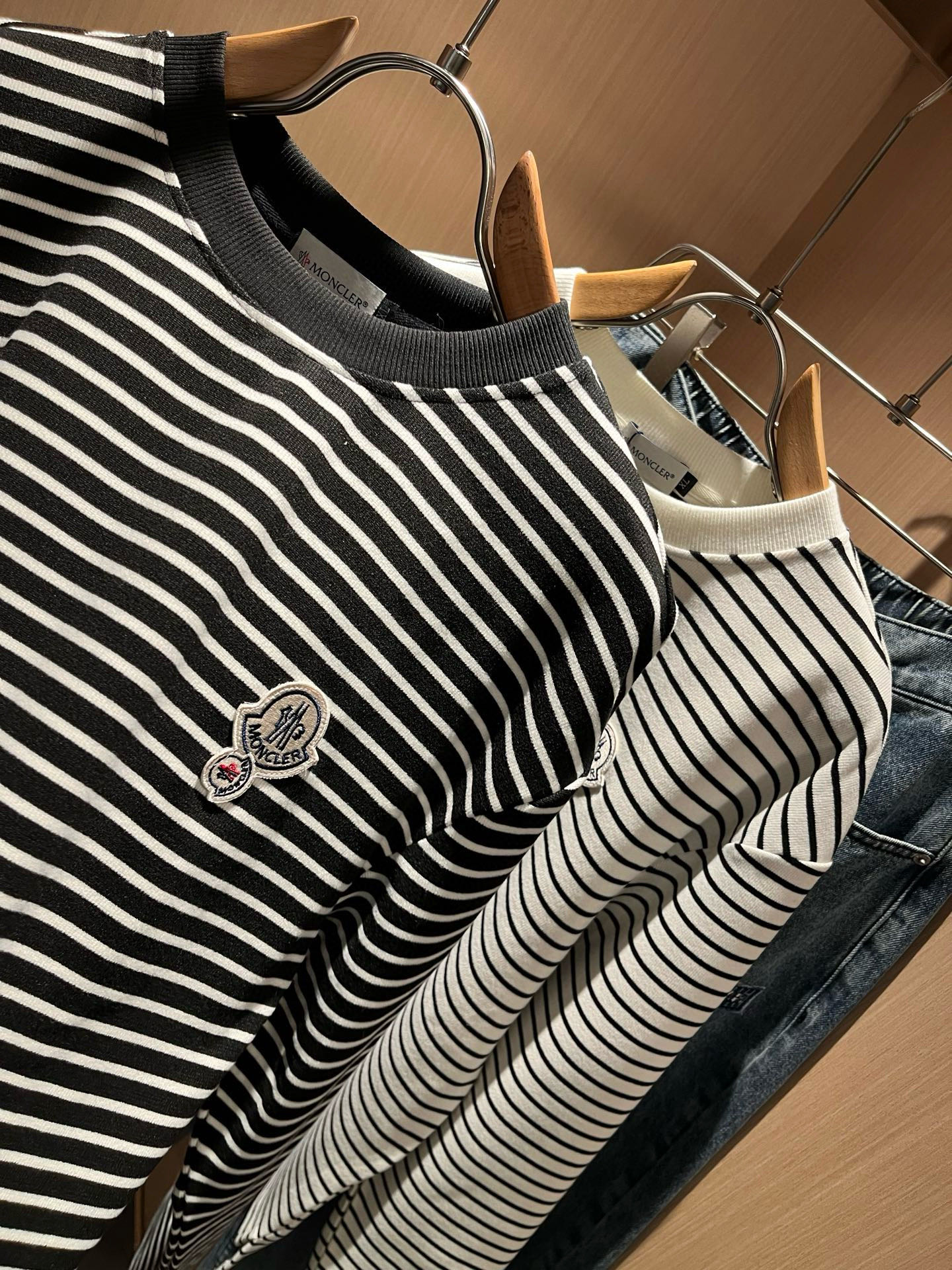 Moncler蒙家 2025秋冬新款贸易订单长袖打底衫，全品相！！网红款！工艺采用胸前logo徽章设计！