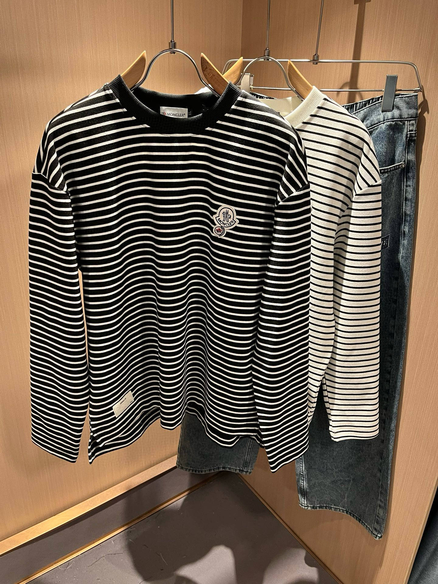 Moncler蒙家 2025秋冬新款贸易订单长袖打底衫，全品相！！网红款！工艺采用胸前logo徽章设计！