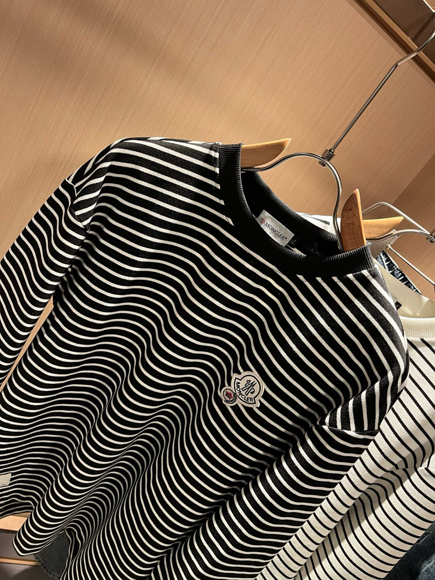 Moncler蒙家 2025秋冬新款贸易订单长袖打底衫，全品相！！网红款！工艺采用胸前logo徽章设计！