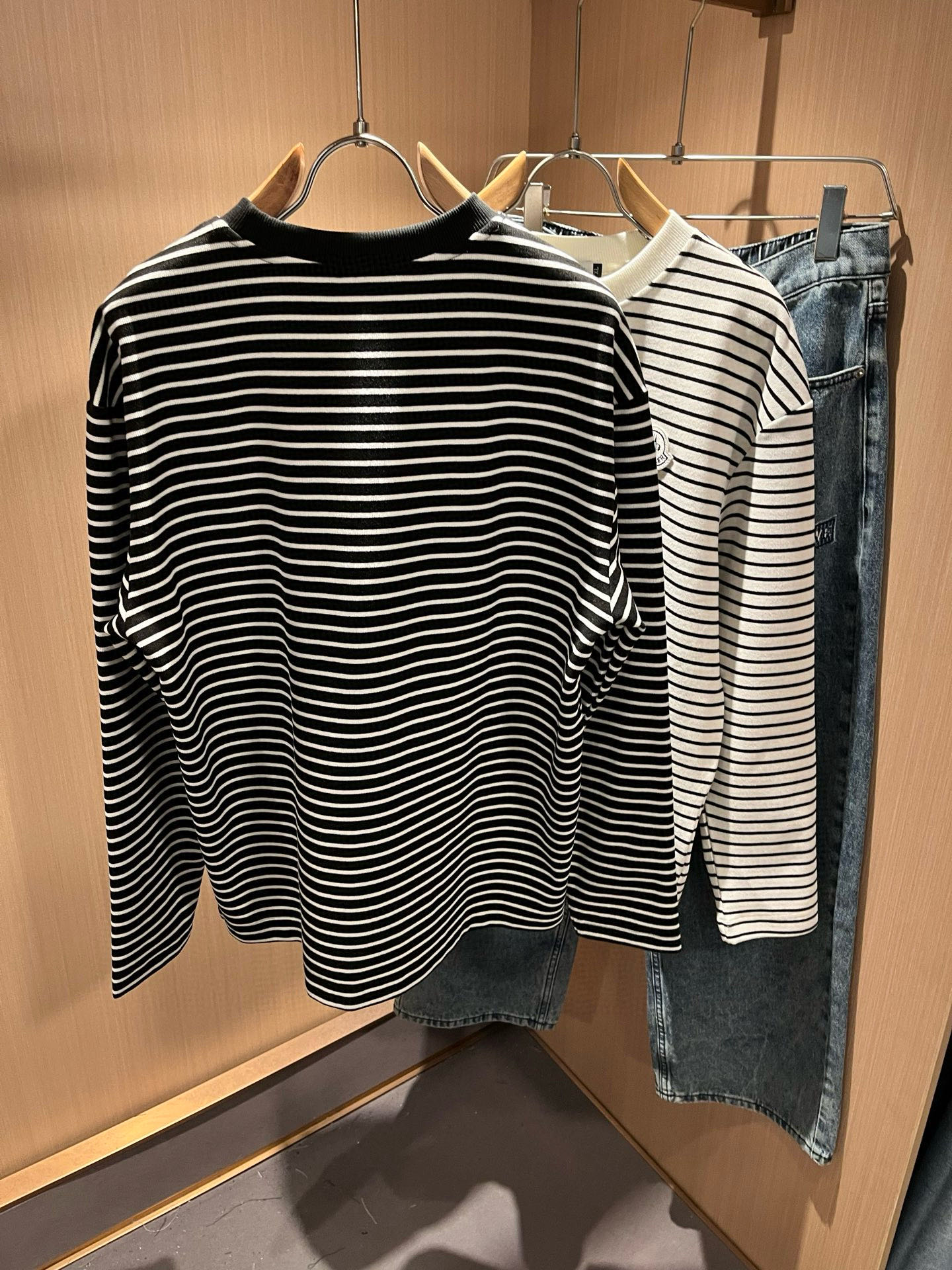 Moncler蒙家 2025秋冬新款贸易订单长袖打底衫，全品相！！网红款！工艺采用胸前logo徽章设计！