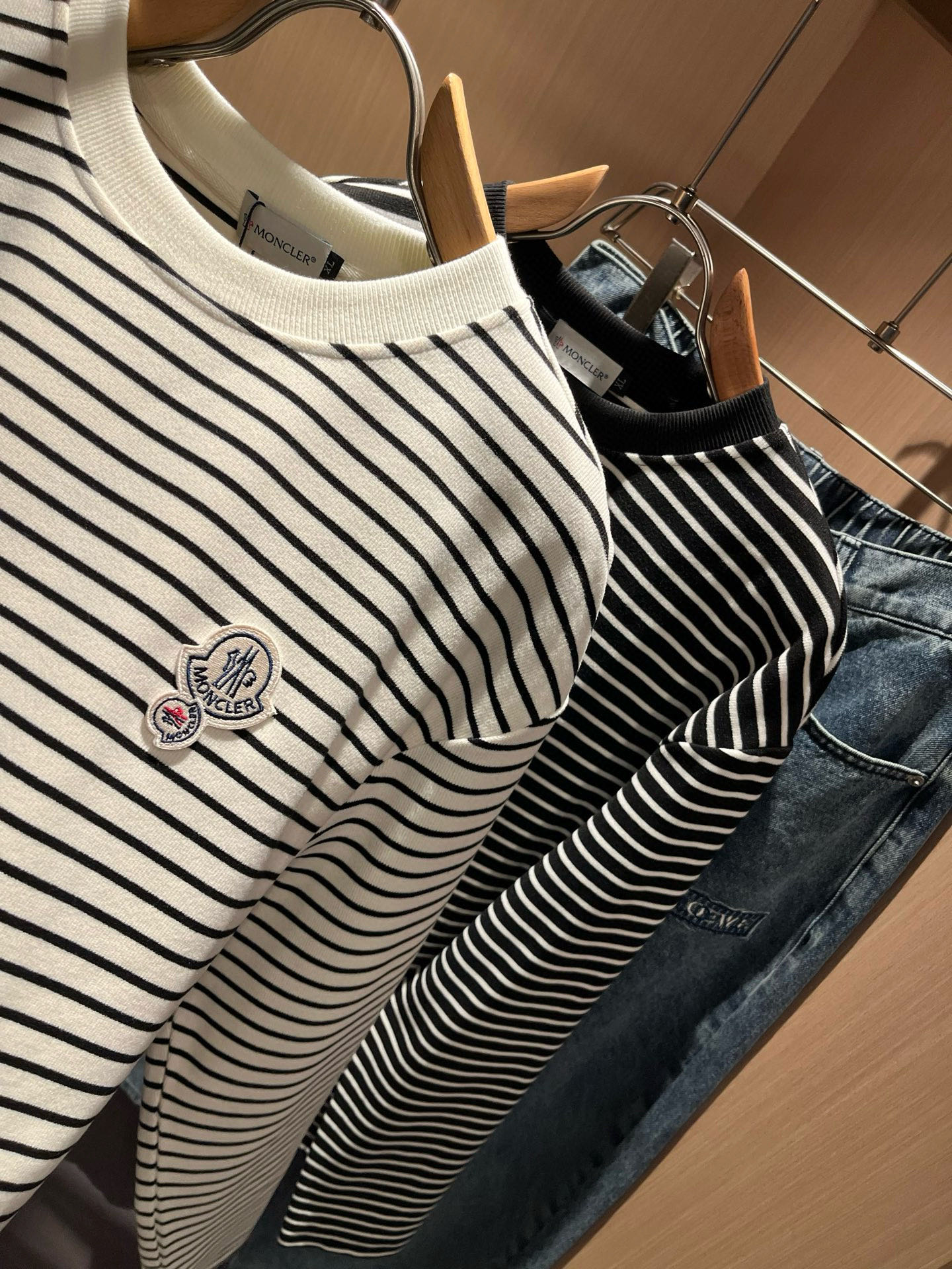 Moncler蒙家 2025秋冬新款贸易订单长袖打底衫，全品相！！网红款！工艺采用胸前logo徽章设计！