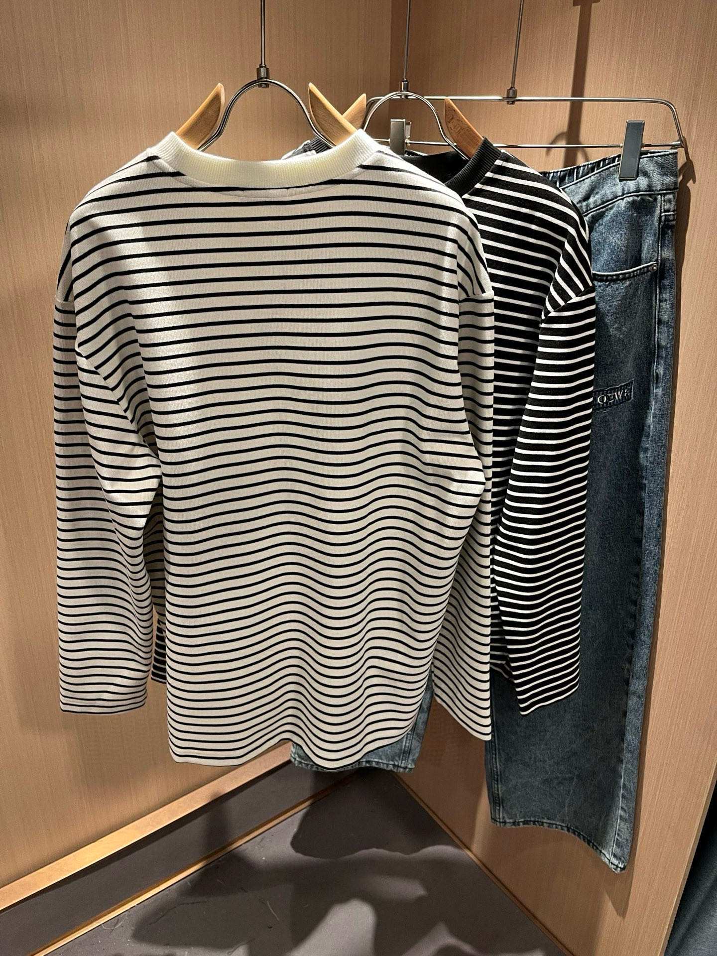 Moncler蒙家 2025秋冬新款贸易订单长袖打底衫，全品相！！网红款！工艺采用胸前logo徽章设计！