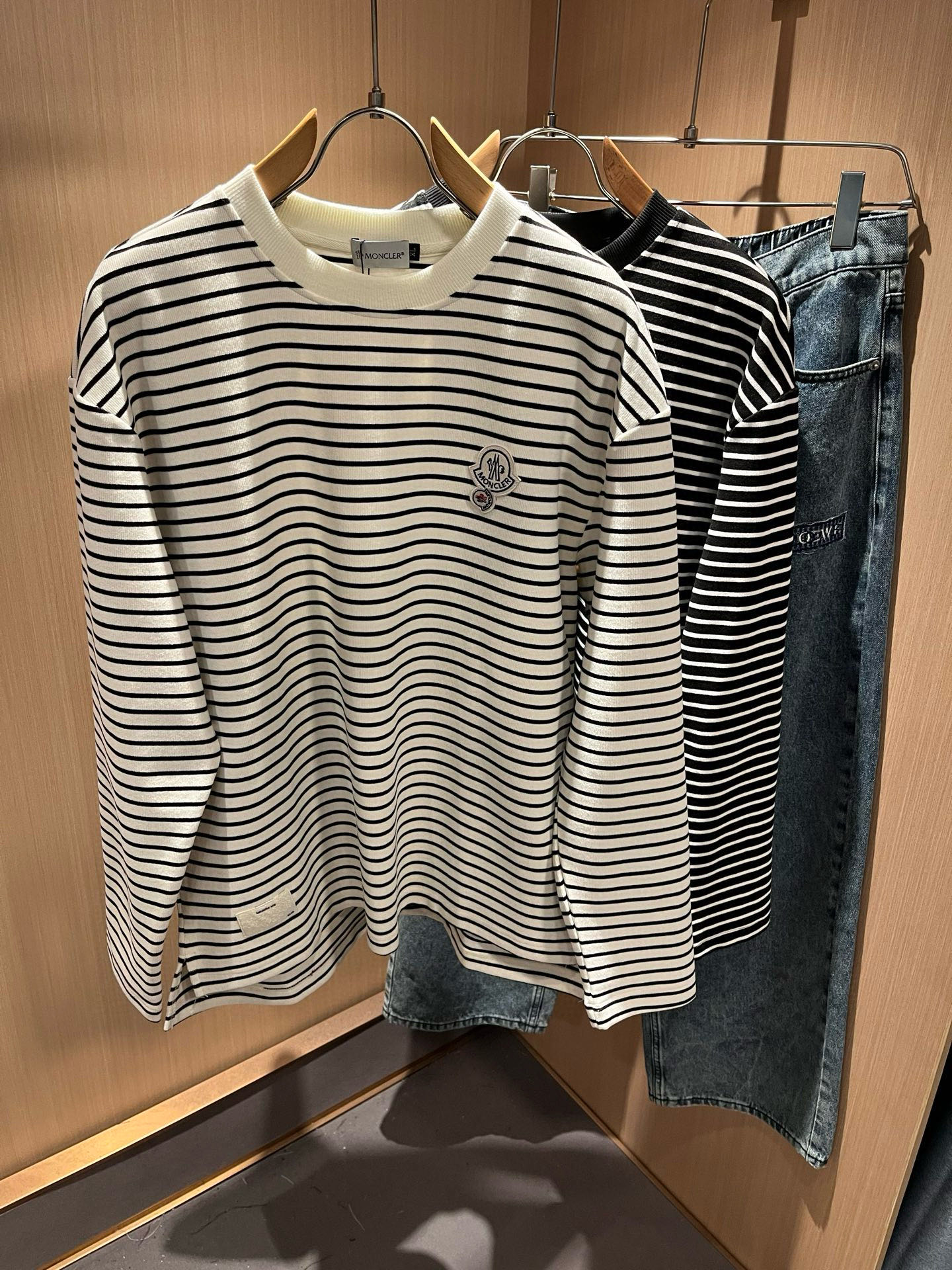 Moncler蒙家 2025秋冬新款贸易订单长袖打底衫，全品相！！网红款！工艺采用胸前logo徽章设计！