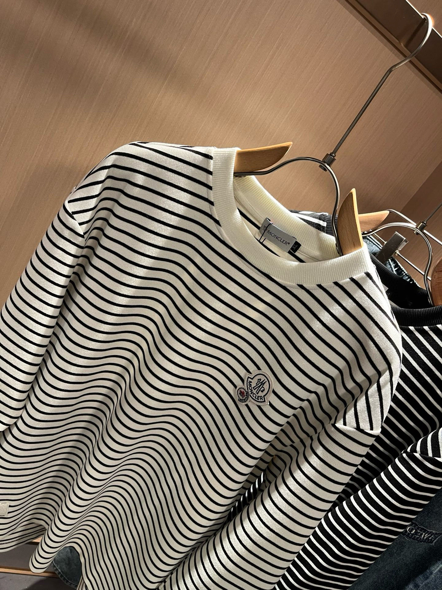 Moncler蒙家 2025秋冬新款贸易订单长袖打底衫，全品相！！网红款！工艺采用胸前logo徽章设计！