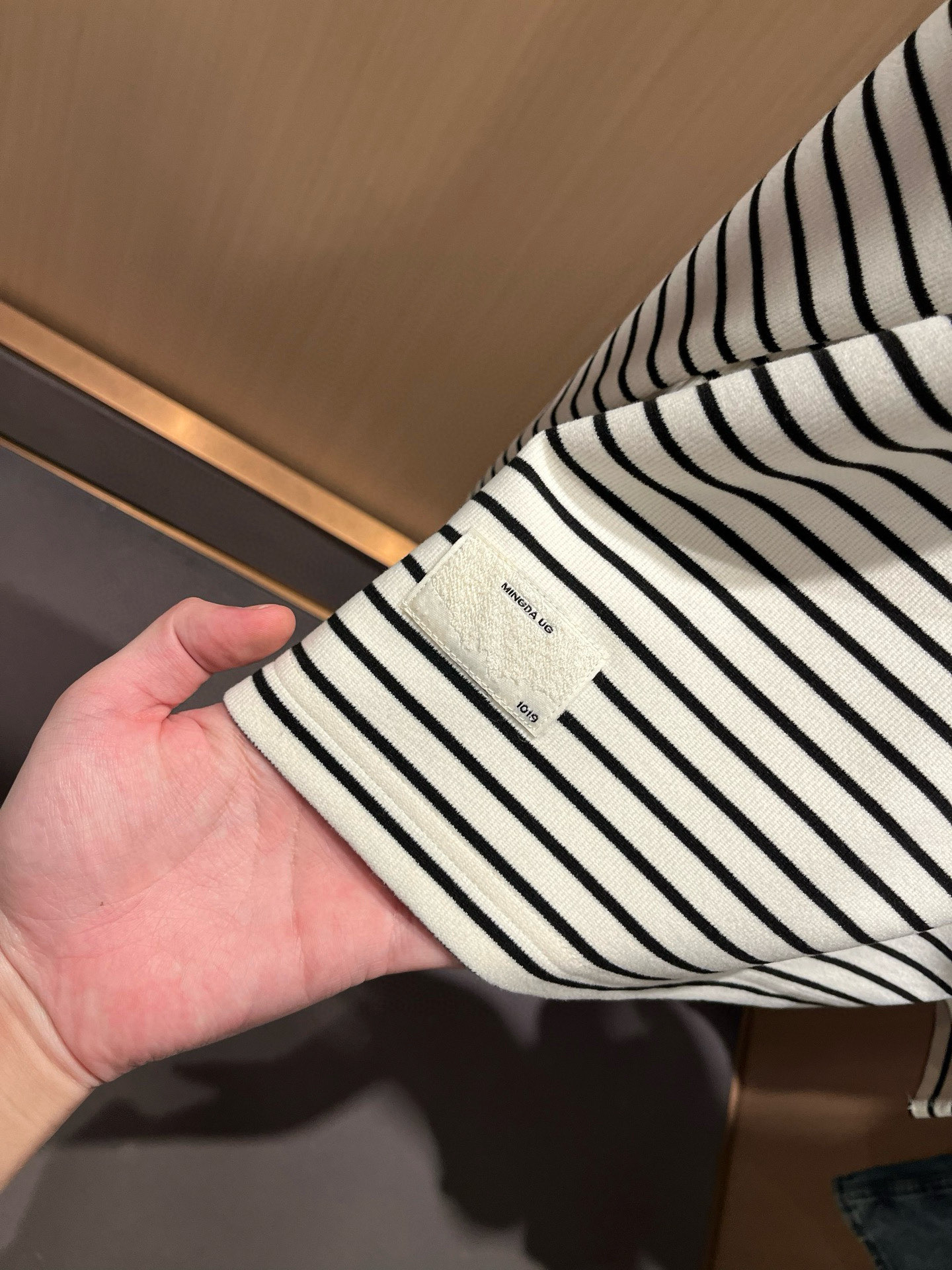 Moncler蒙家 2025秋冬新款贸易订单长袖打底衫，全品相！！网红款！工艺采用胸前logo徽章设计！