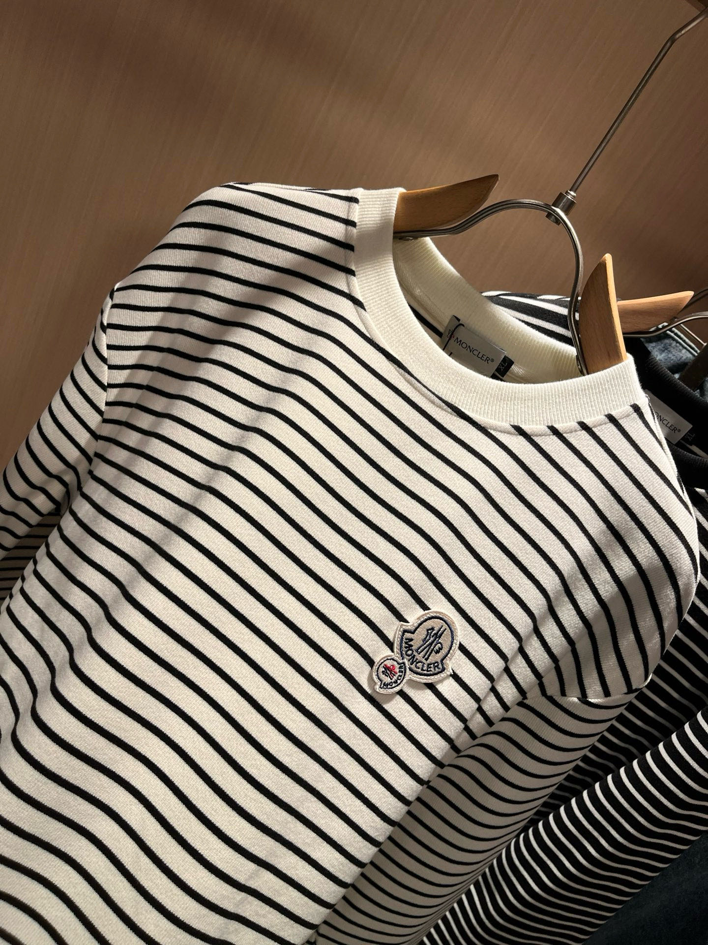 Moncler蒙家 2025秋冬新款贸易订单长袖打底衫，全品相！！网红款！工艺采用胸前logo徽章设计！