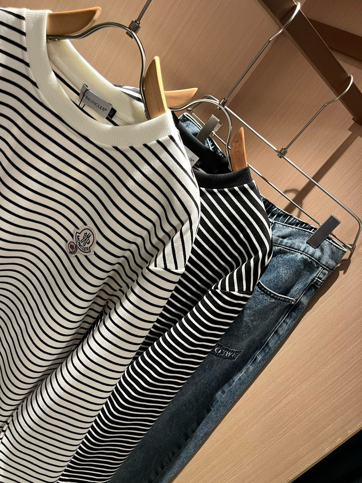 Moncler蒙家 2025秋冬新款贸易订单长袖打底衫，全品相！！网红款！工艺采用胸前logo徽章设计！