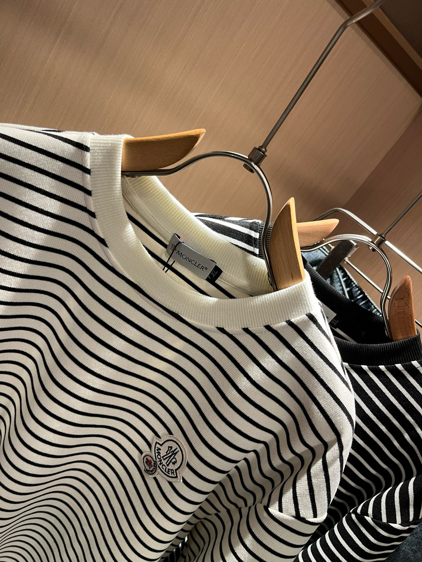 Moncler蒙家 2025秋冬新款贸易订单长袖打底衫，全品相！！网红款！工艺采用胸前logo徽章设计！